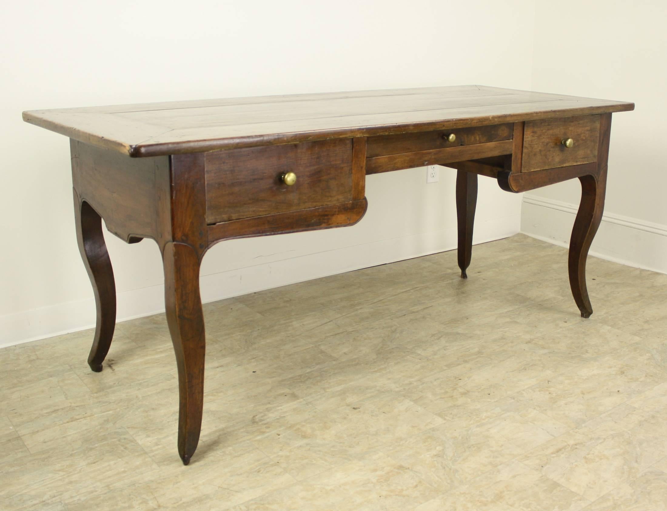 Schreibtisch aus Kirschbaumholz im Louis-XV-Stil (Französisch) im Angebot