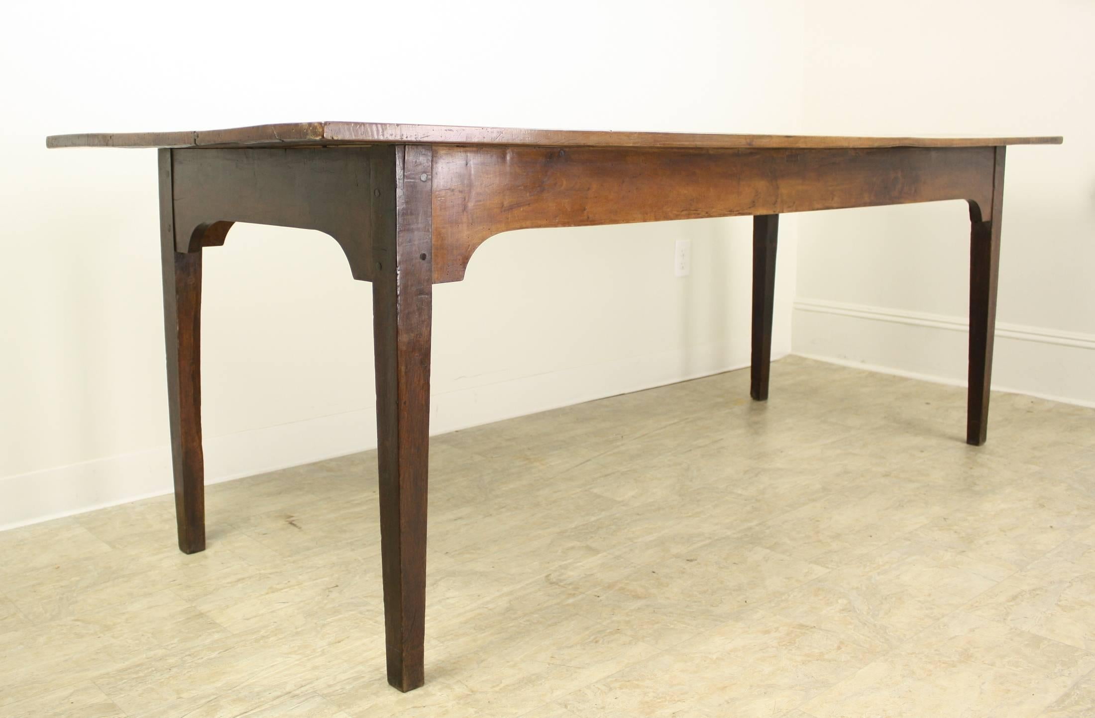 A finely grained and wonderfully colored applewood farm table, with spectacular patina and glow. Gracefully carved apron adds an eye catching design detail, and at 24.5