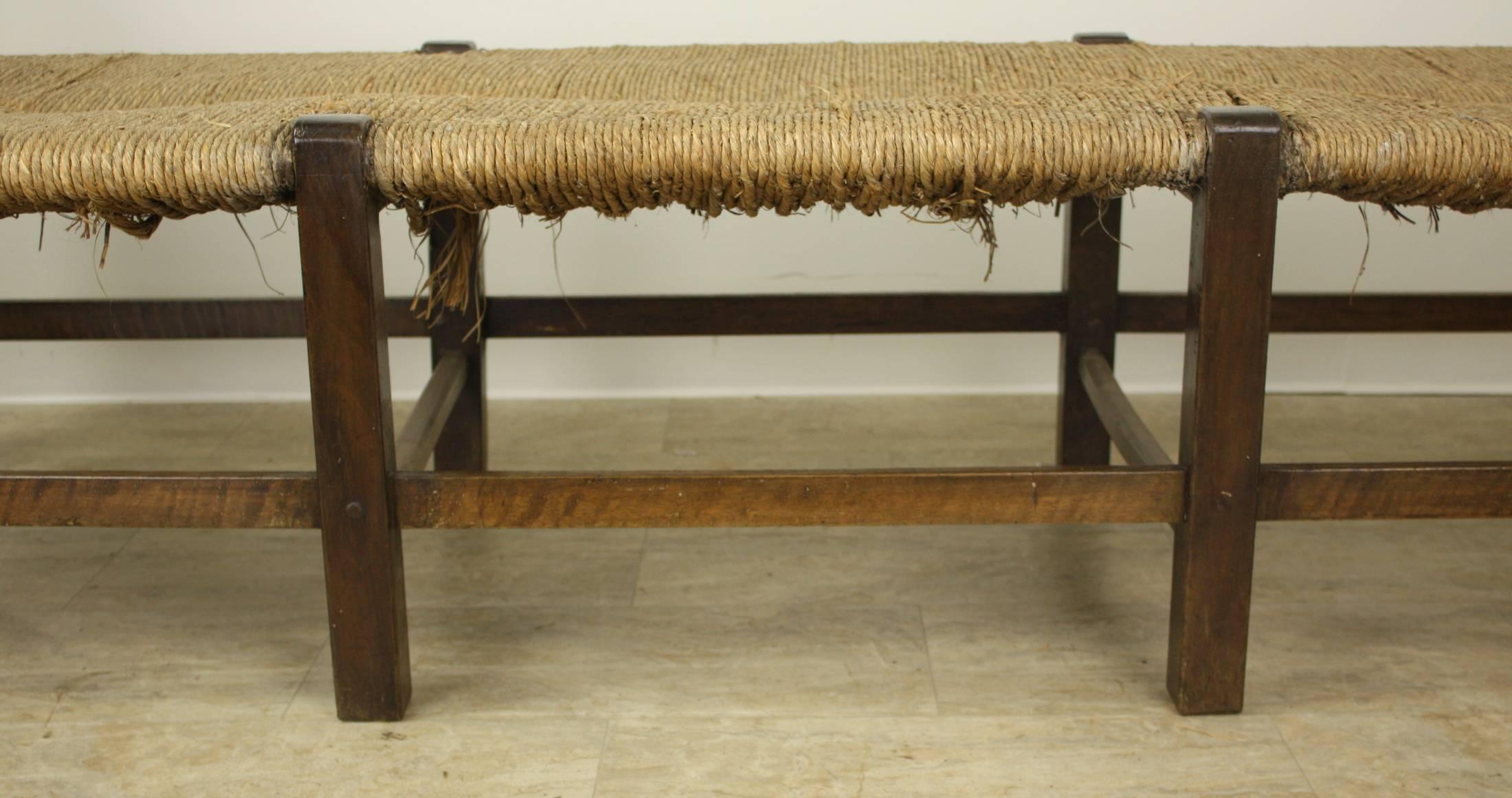 Antikes französisches Nussbaumholz-Tagesbett mit Original Binsen 1