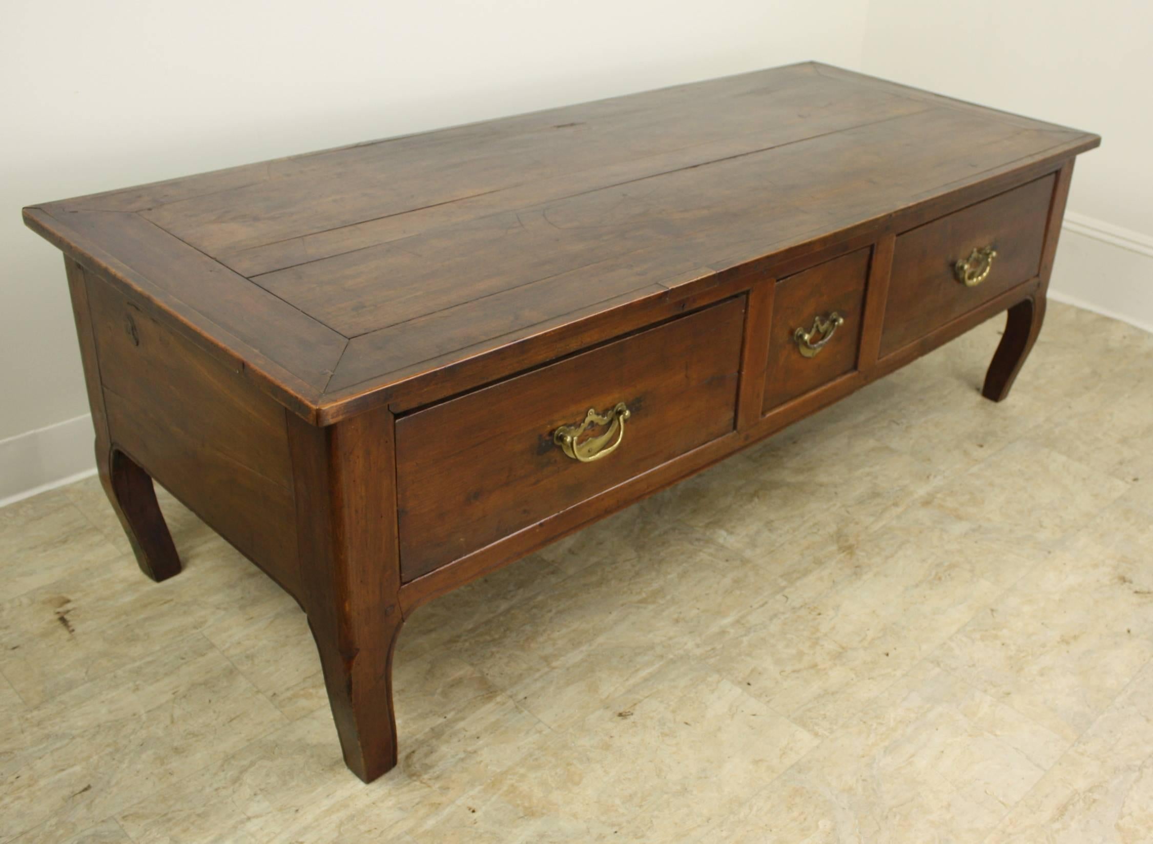 Antique Cherry Coffee Table with Cabriole Legs In Good Condition In Port Chester, NY