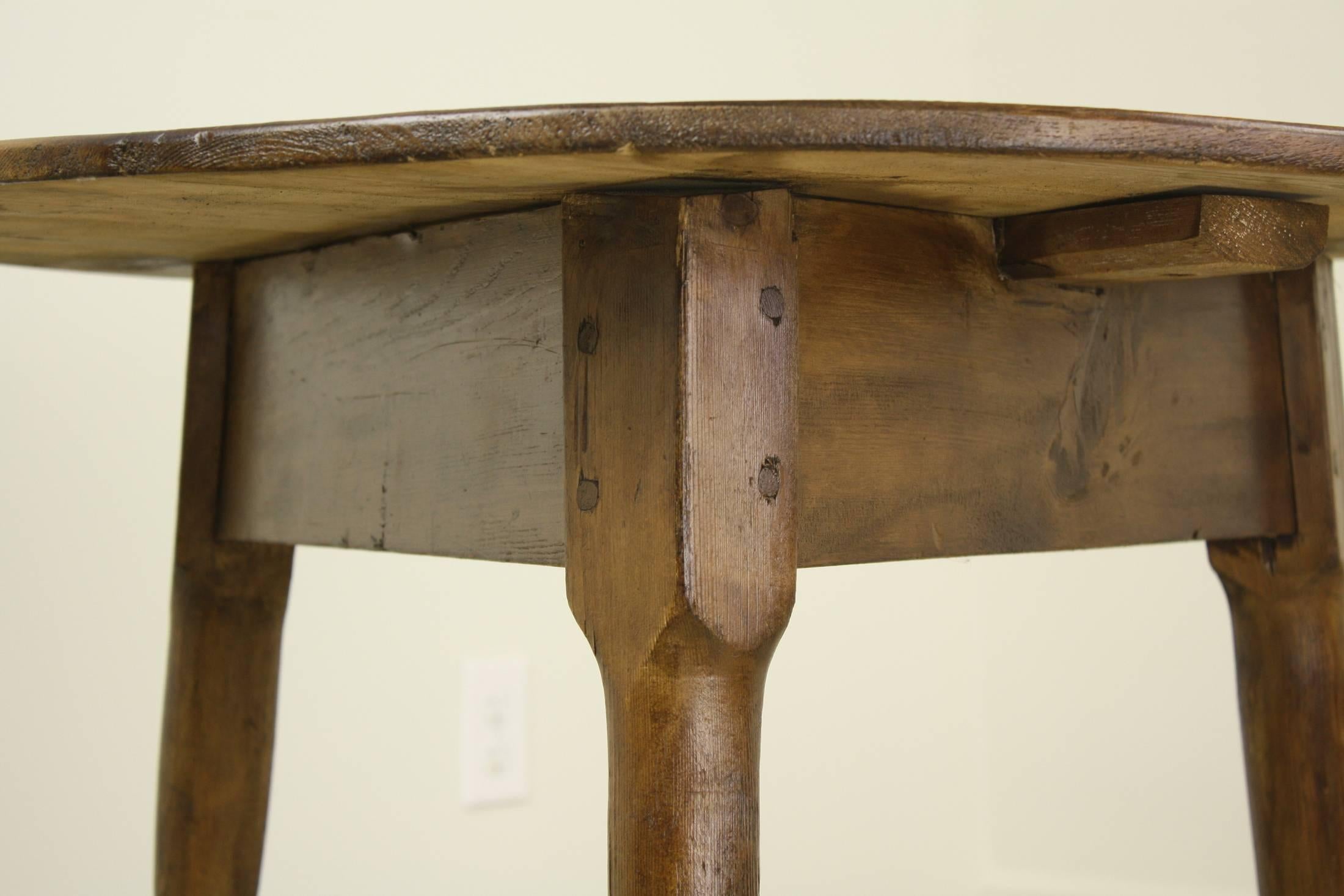 Antique Welsh Pine Cricket Table with Turned Legs In Good Condition In Port Chester, NY