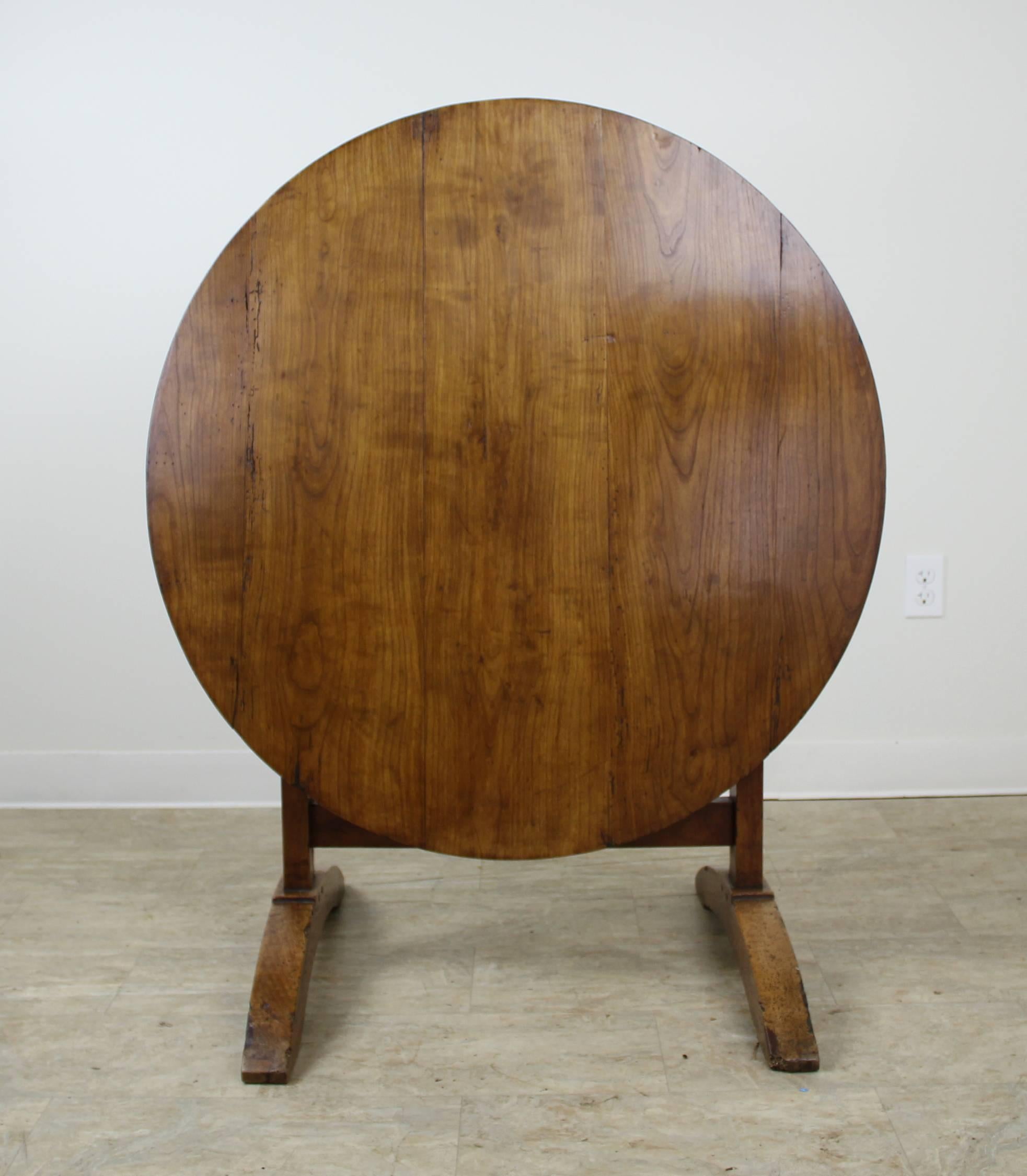 This cherry wine tasting table, also known as vendange table in the vineyards of France, is a charming example, and could be utilized as an end table or a smaller breakfast table. It would be a lovely centre hall table also. As is common, the top