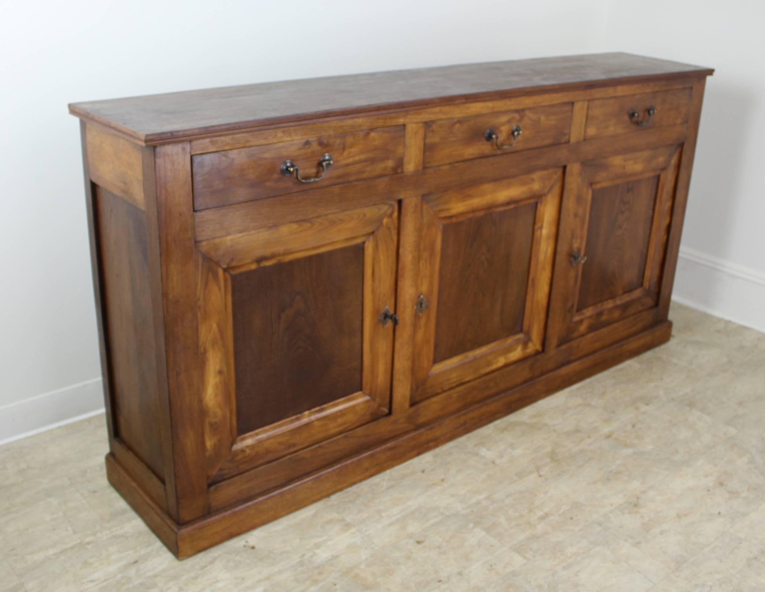 Very handsome console buffet or server, with three cupboard doors and drawers above. The walnut has the typical beautiful light and dark grain, and offers a very warm and elegant look. Very smart in the Louis Philippe style. Custom-made for Briggs