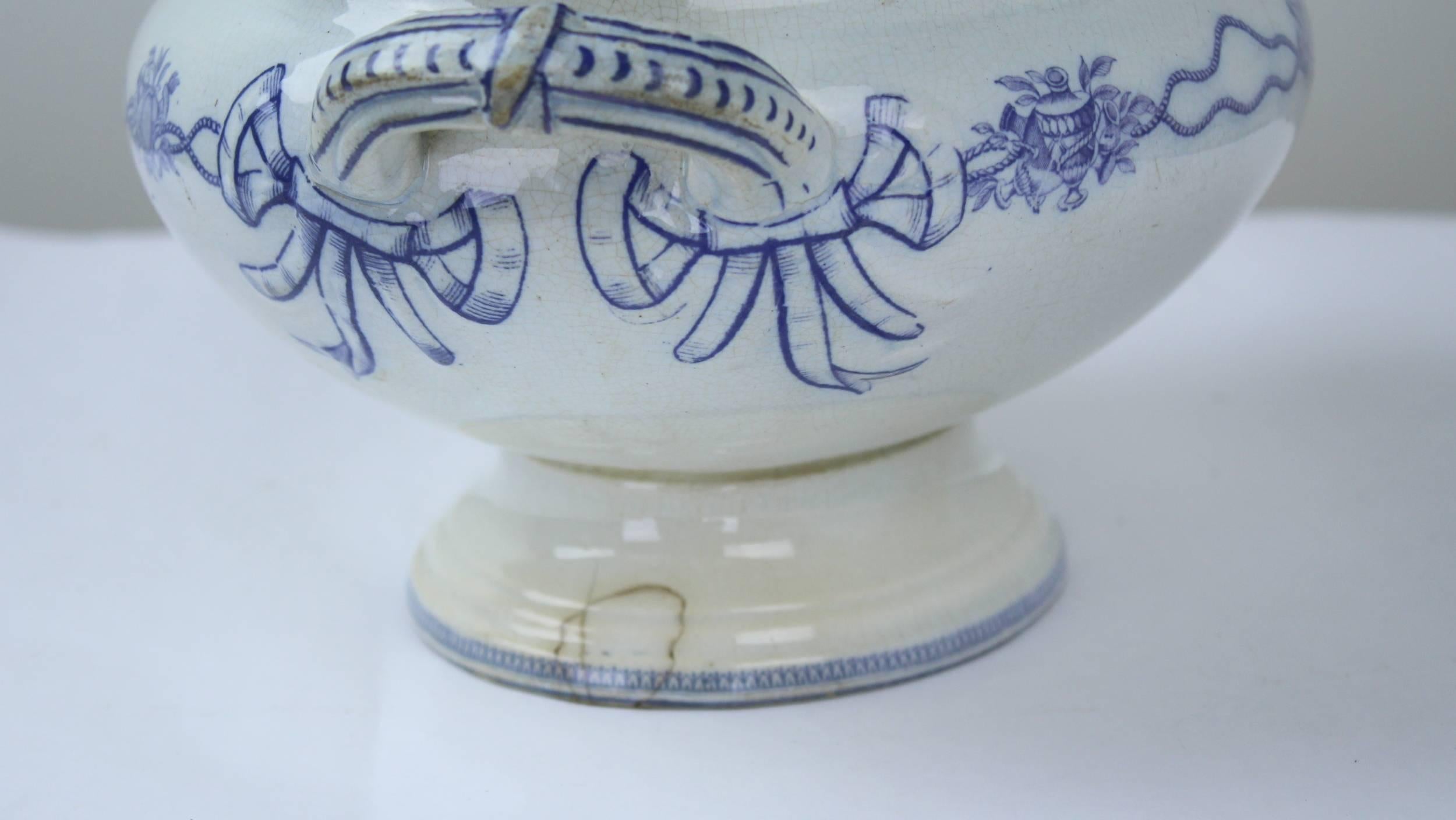 Early Victorian Blue and White Soup Tureen In Good Condition For Sale In Port Chester, NY