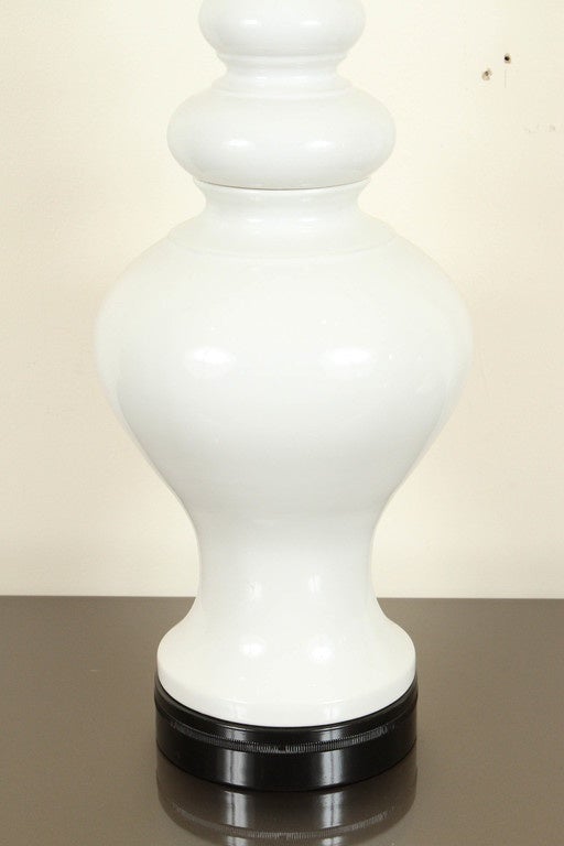 Pair of White Glossy Glazed Ceramic Table Lamps In Excellent Condition In New York, NY