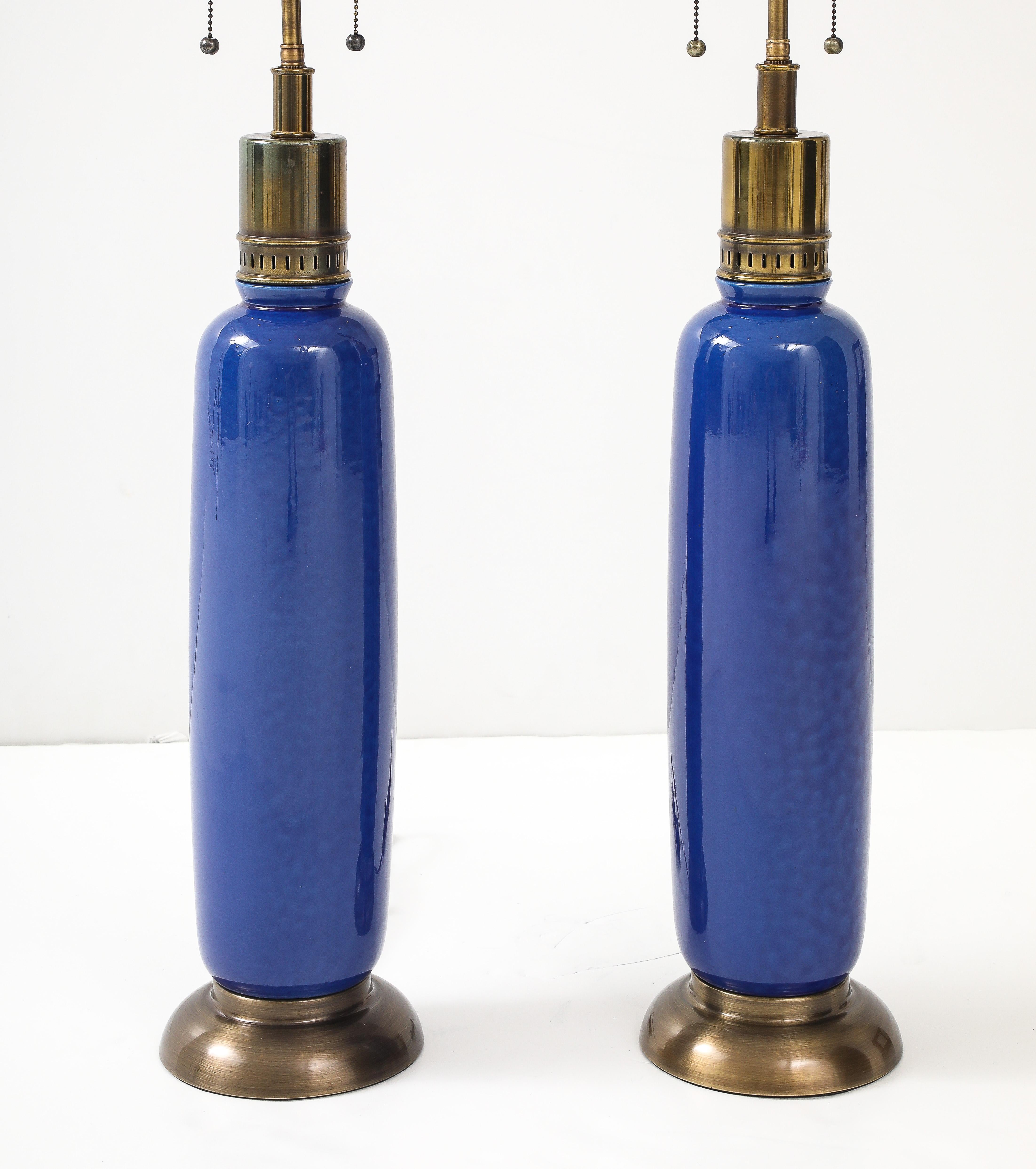Mid-Century Modern Paire de grandes lampes en céramique italienne avec une belle glaçure bleue tachetée. en vente