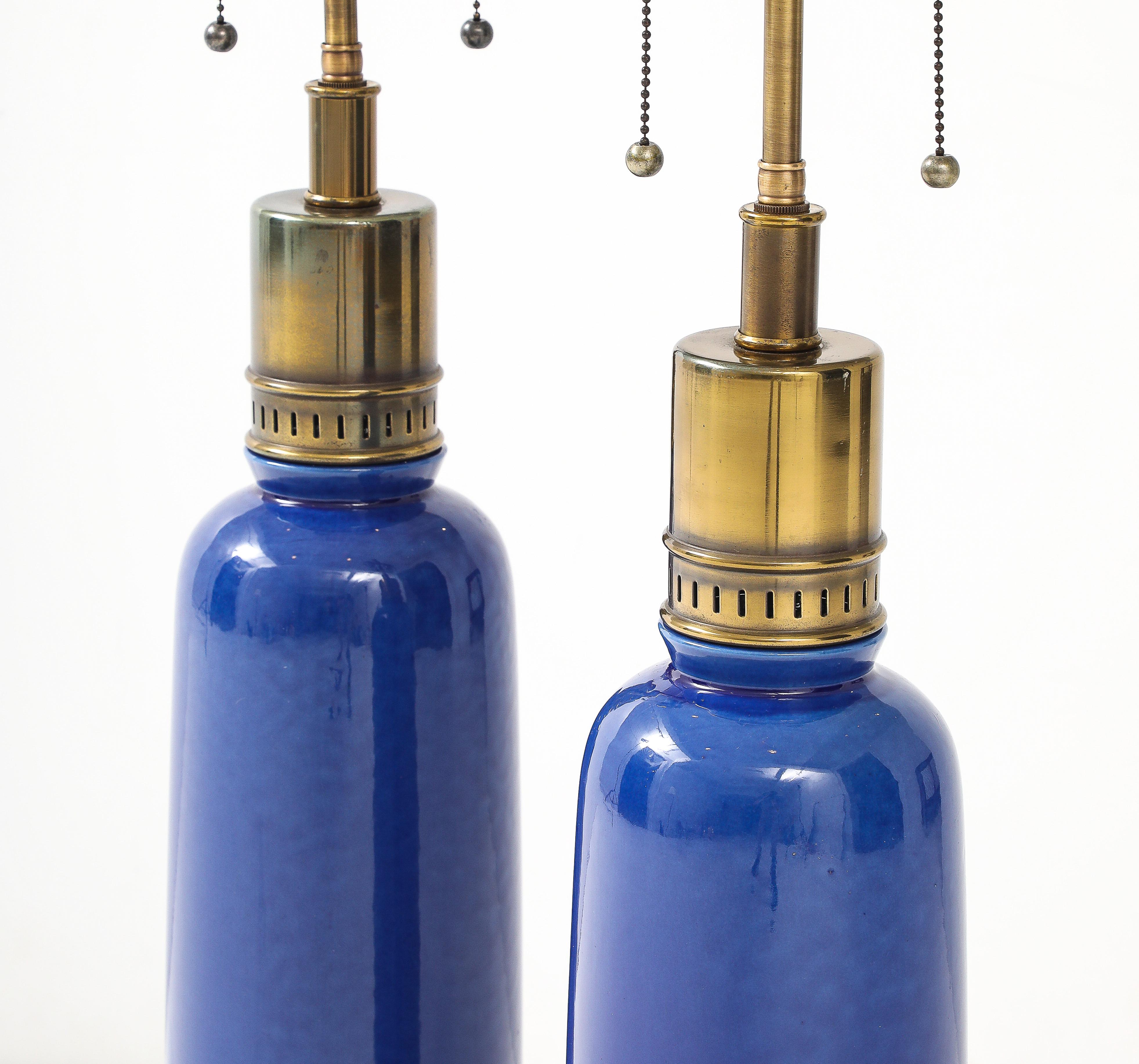 Effet bronze Paire de grandes lampes en céramique italienne avec une belle glaçure bleue tachetée. en vente