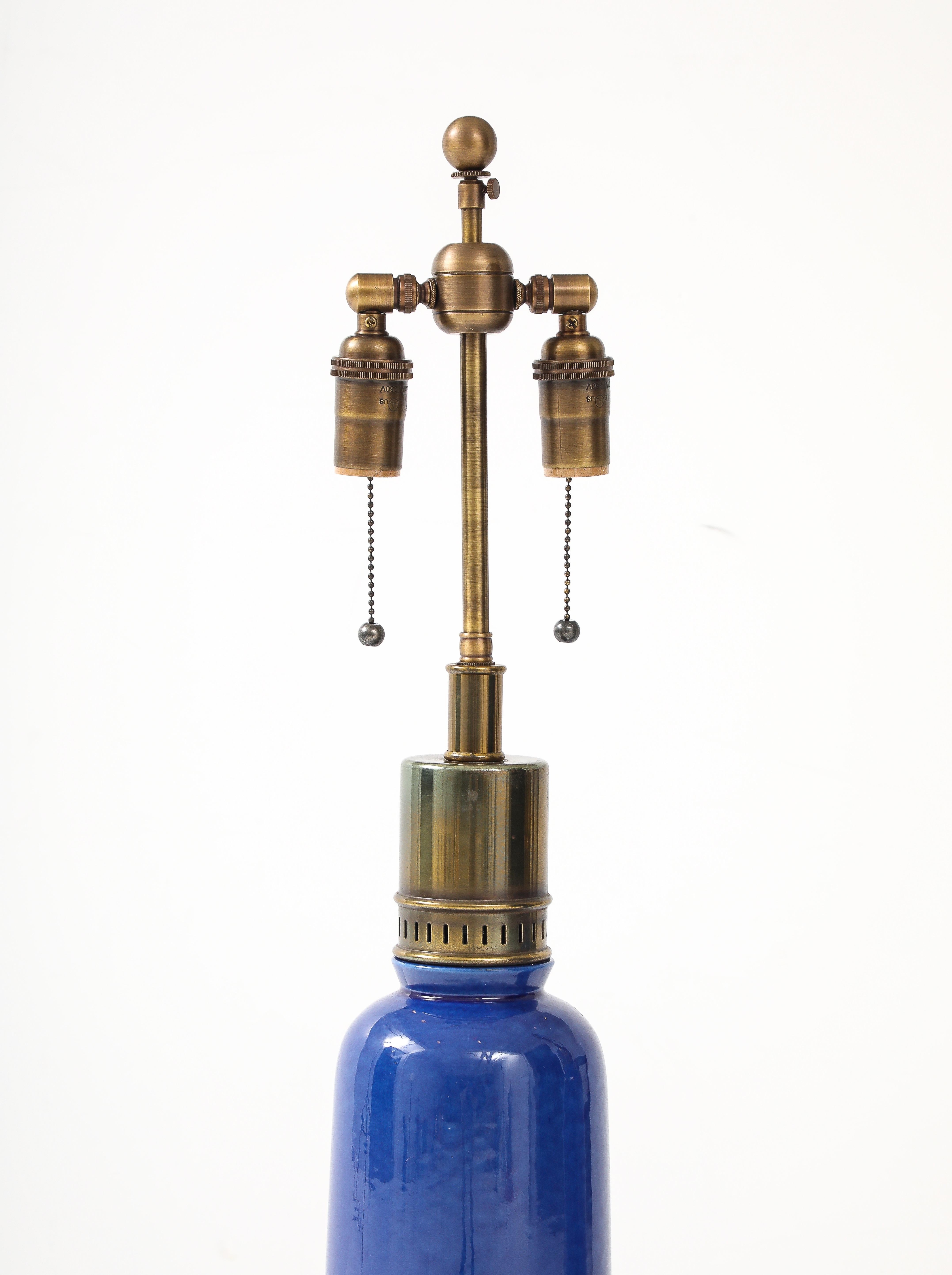 Paire de grandes lampes en céramique italienne avec une belle glaçure bleue tachetée. Excellent état - En vente à New York, NY