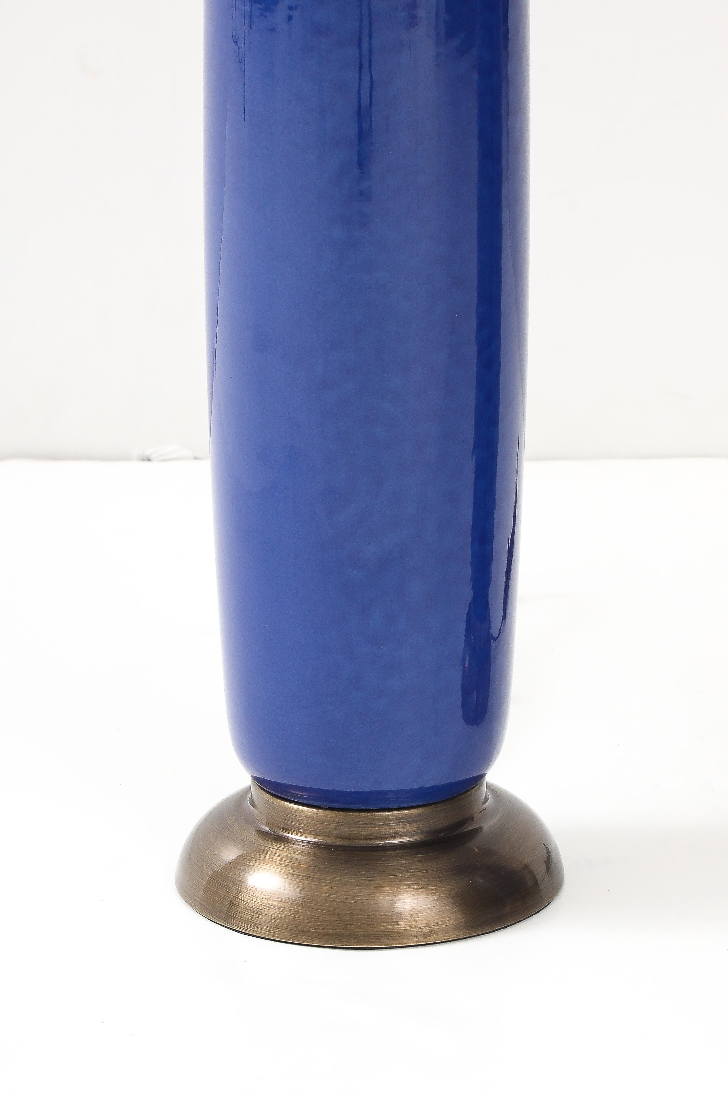 Milieu du XXe siècle Paire de grandes lampes en céramique italienne avec une belle glaçure bleue tachetée. en vente