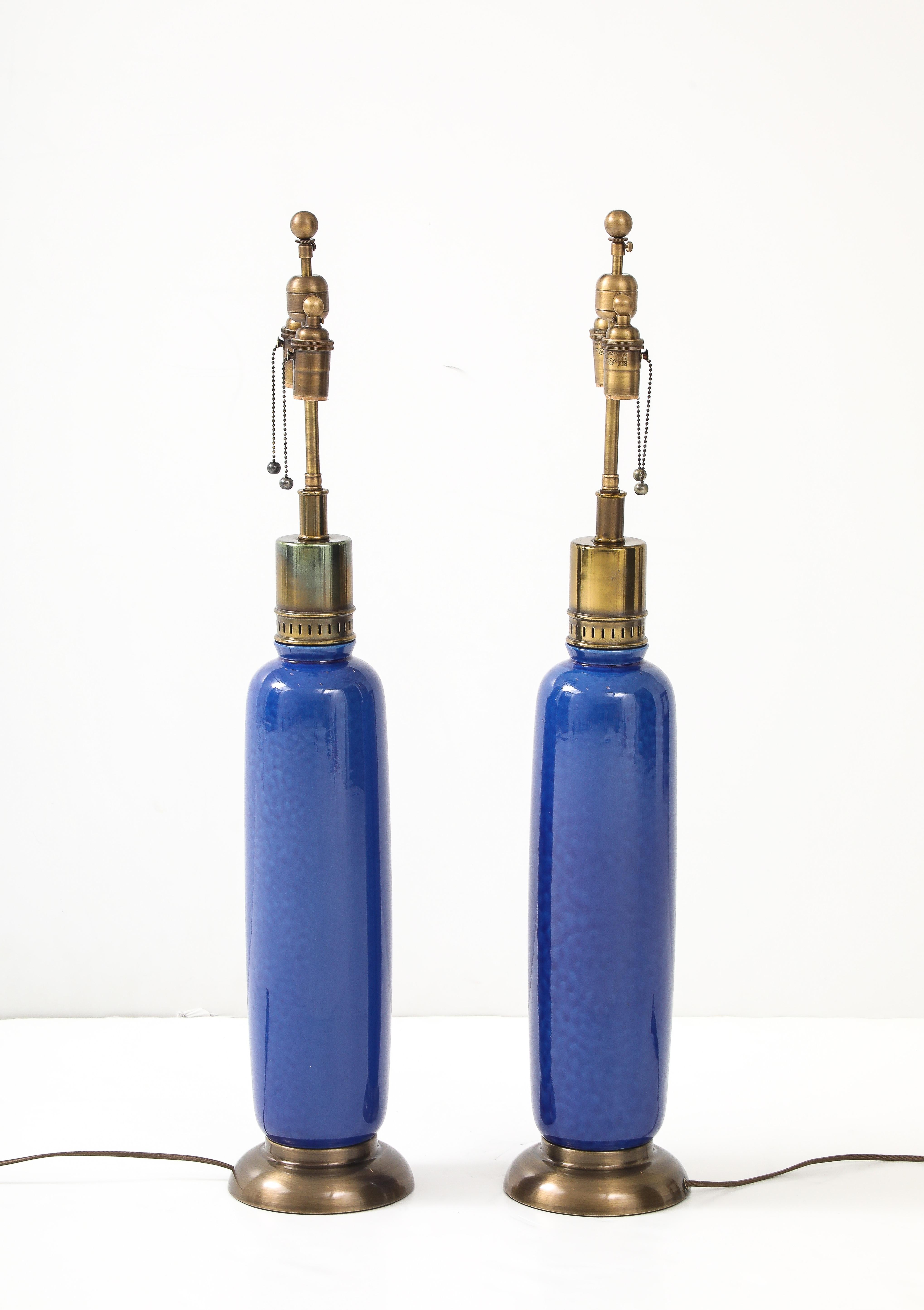 Laiton Paire de grandes lampes en céramique italienne avec une belle glaçure bleue tachetée. en vente