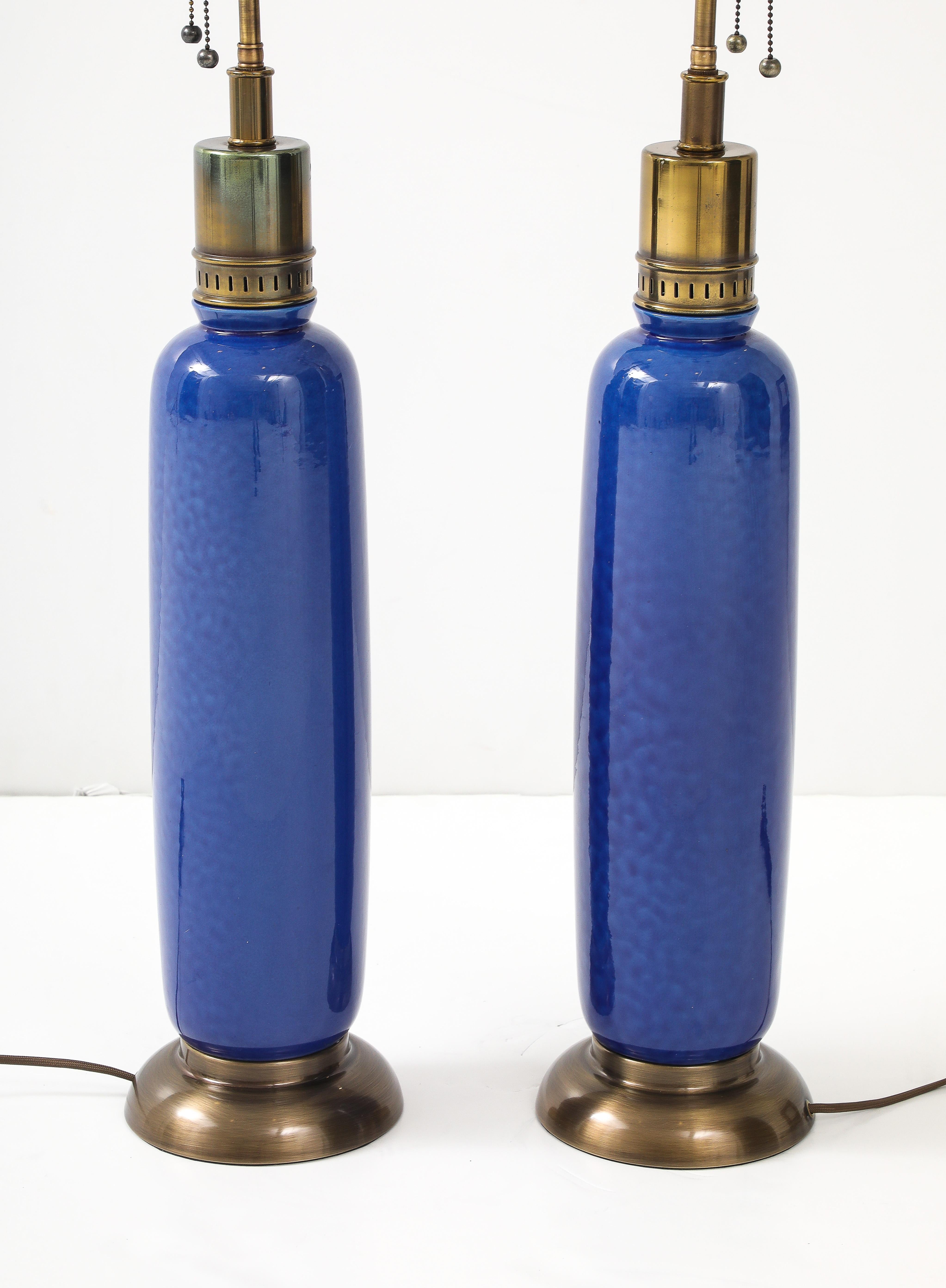 Paire de grandes lampes en céramique italienne avec une belle glaçure bleue tachetée. en vente 1