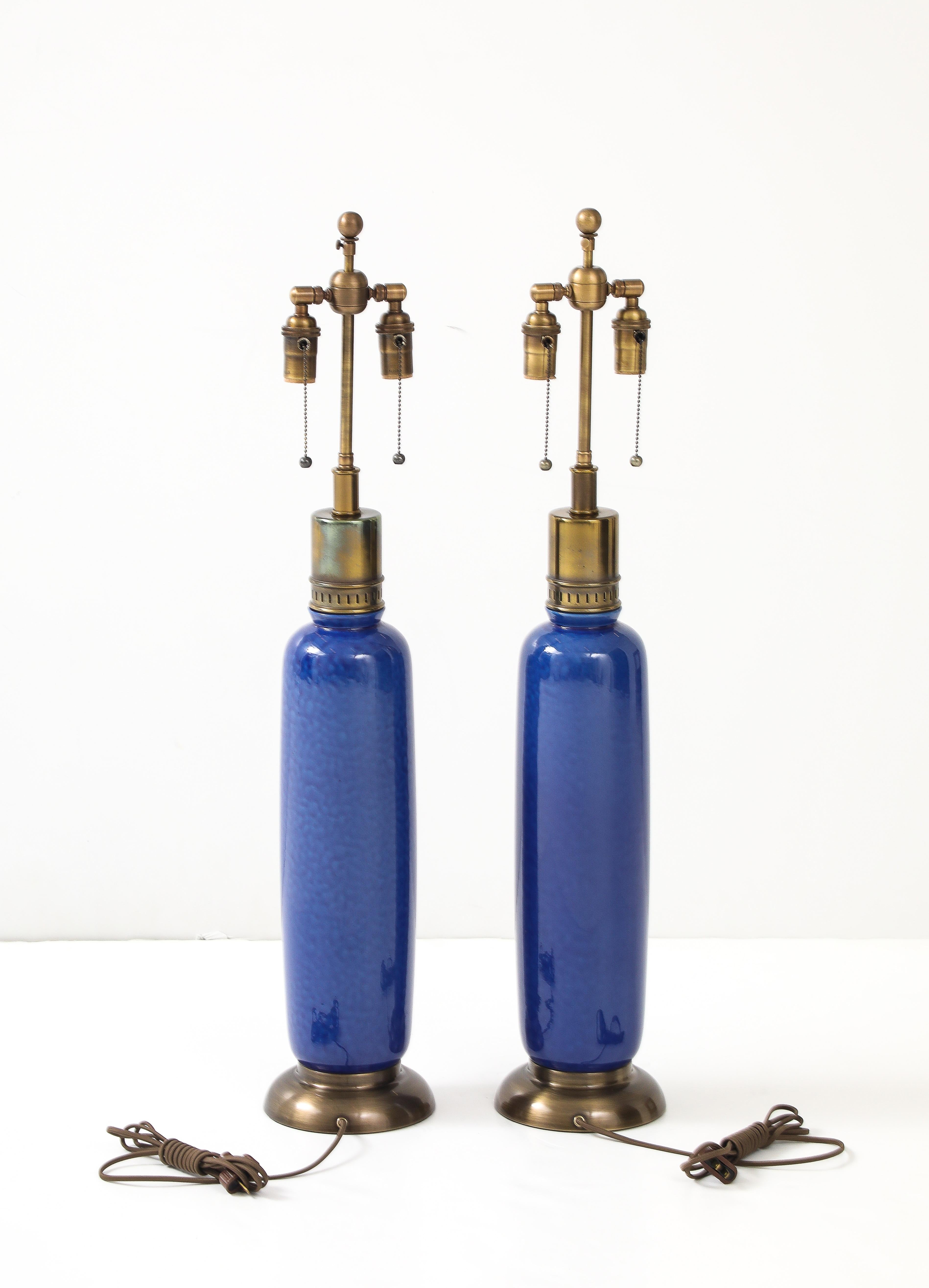 Paire de grandes lampes en céramique italienne avec une belle glaçure bleue tachetée. en vente 2
