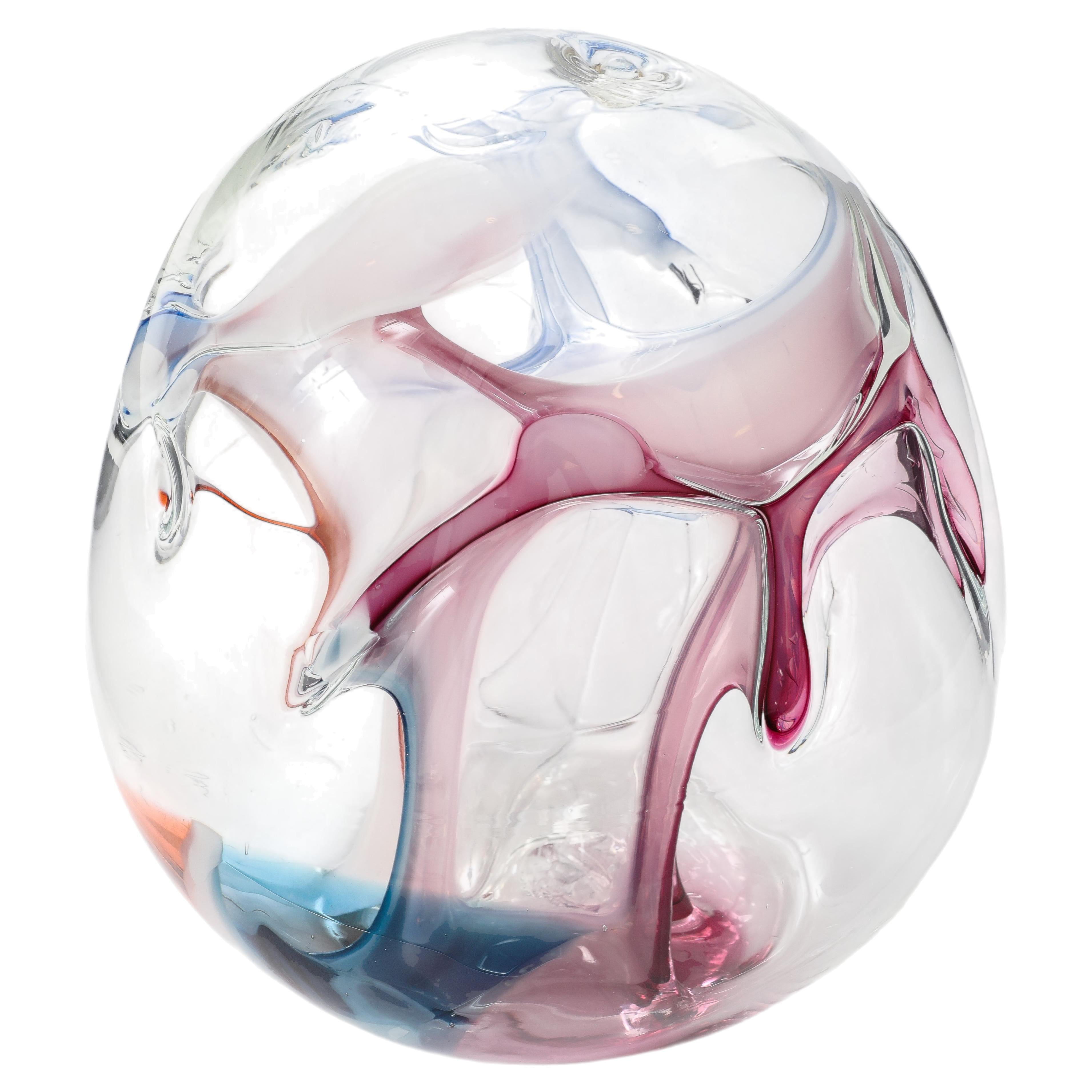 Gran escultura de cristal transparente con hilos de cristal azul y magenta, de Peter Bramhall