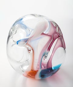 Grande sculpture en verre transparent avec des fils de verre bleus et magenta, par Peter Bramhall