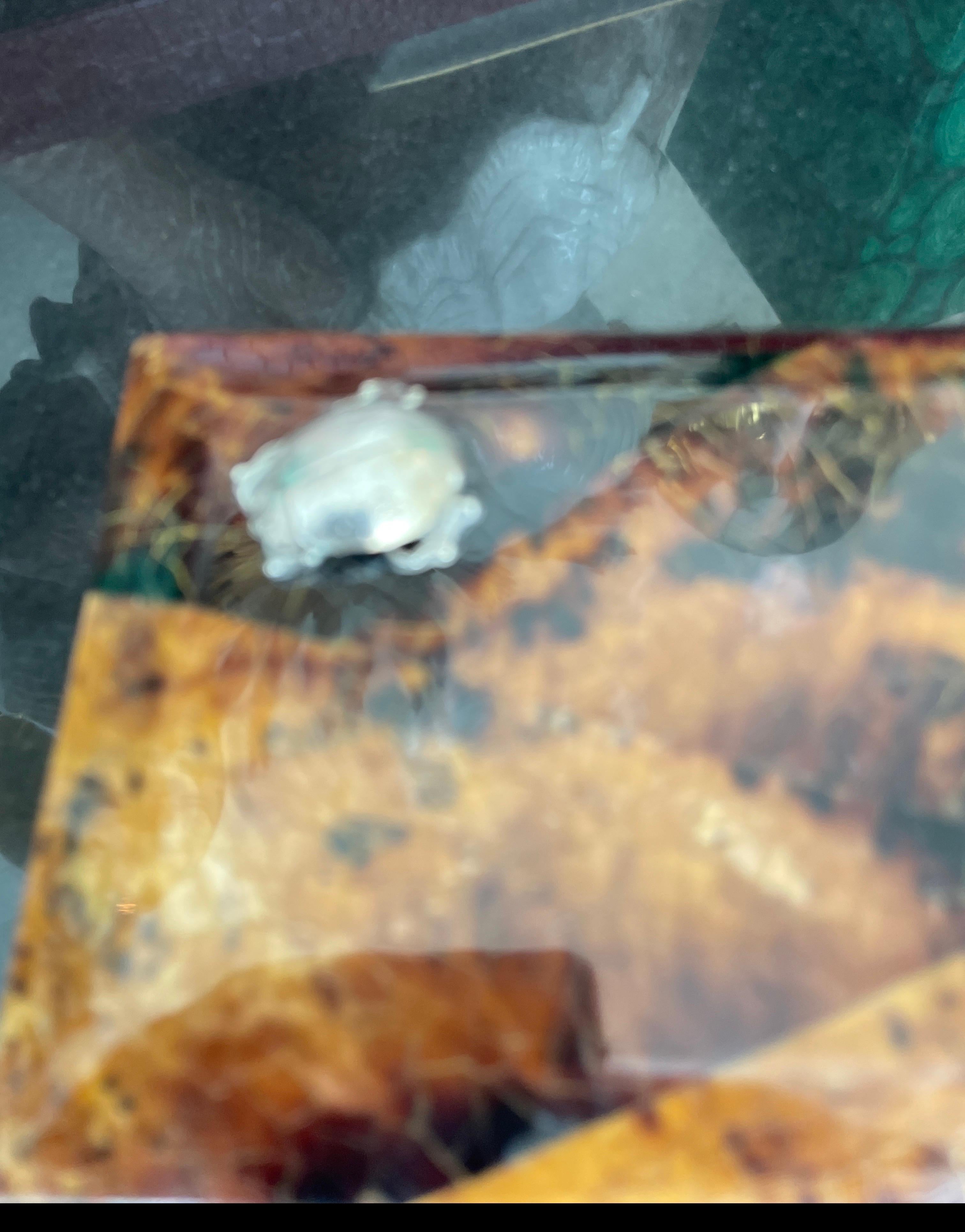 Hübsche kleine Muschelschachtel mit silbernem Skarabäus an der Oberseite. Innen mit Holz verkleidet.