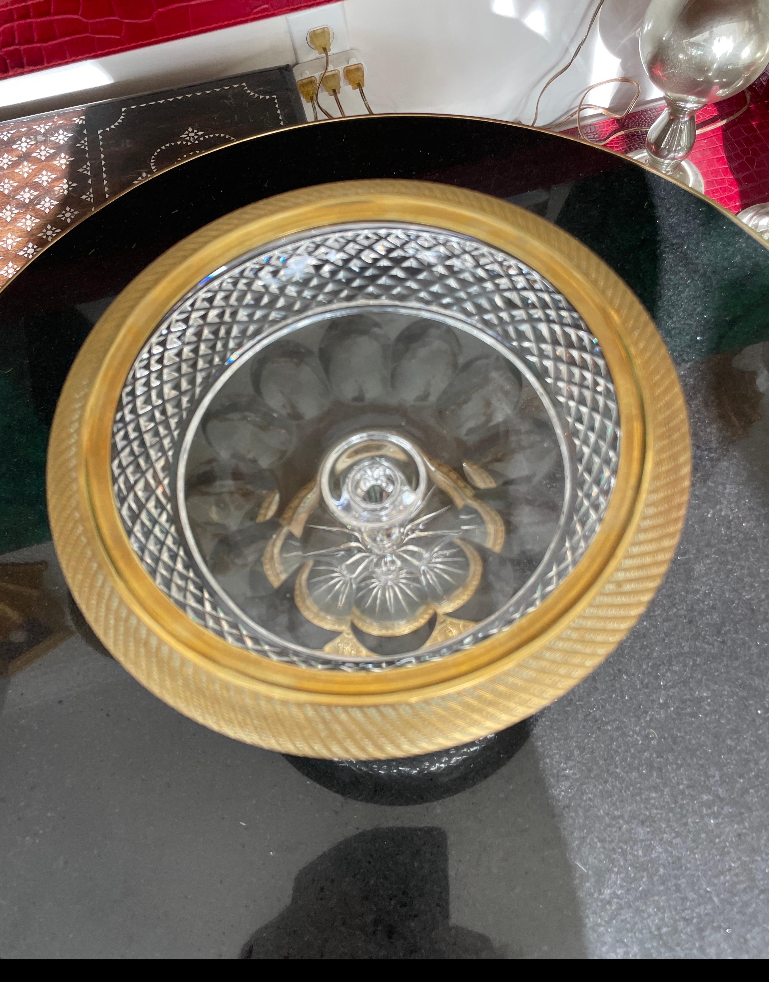 Tazza aus französischer Dore-Bronze und fein geschliffenem Kristall. Sockel und obere Einfassung aus Bronze. Ein wirklich wunderbares Werk.