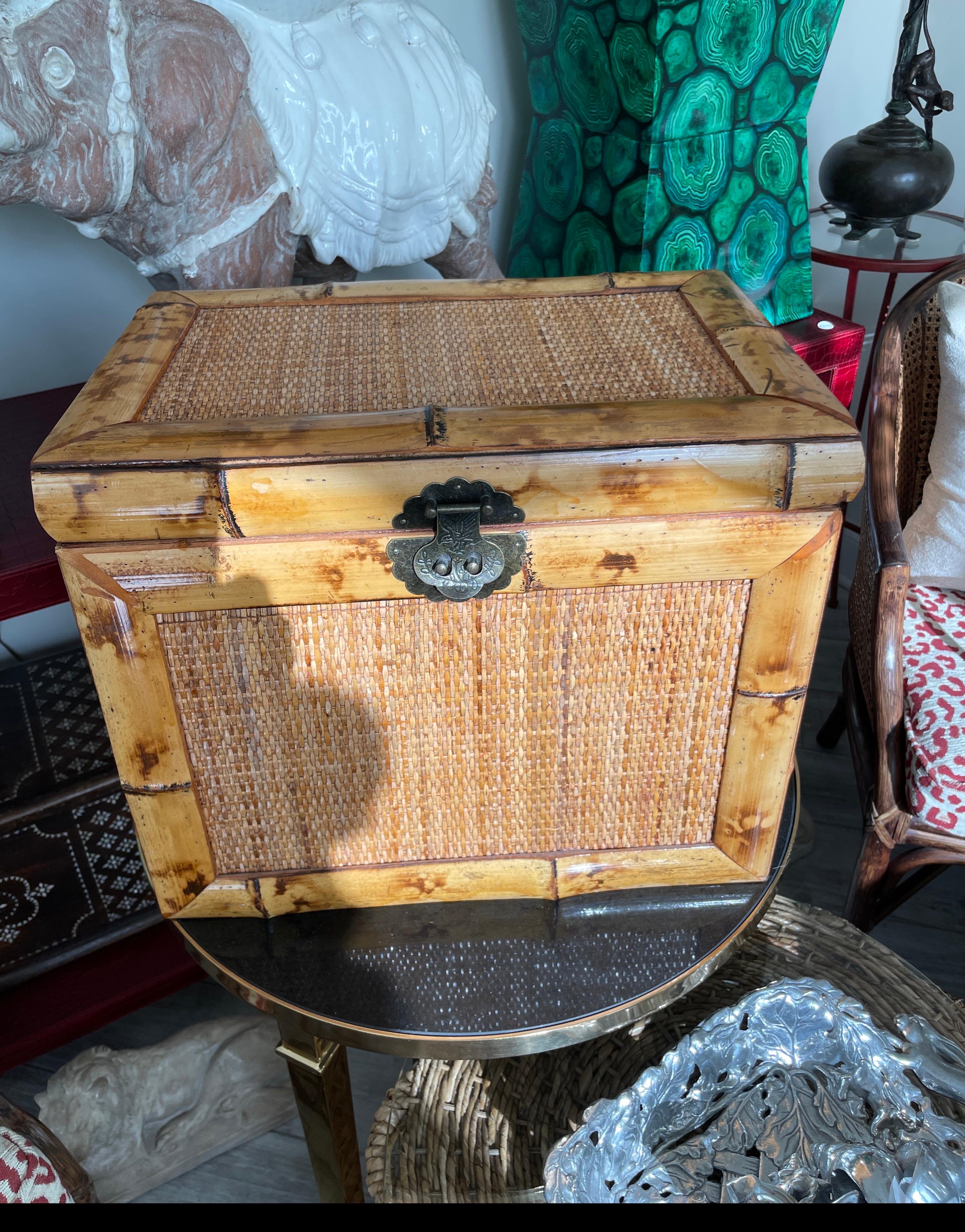 Mini baule/scatola in bambù vintage. Un grande pezzo decorativo per riporre piccoli oggetti. Accostalo a una sedia per usarlo come tavolino per le bevande.