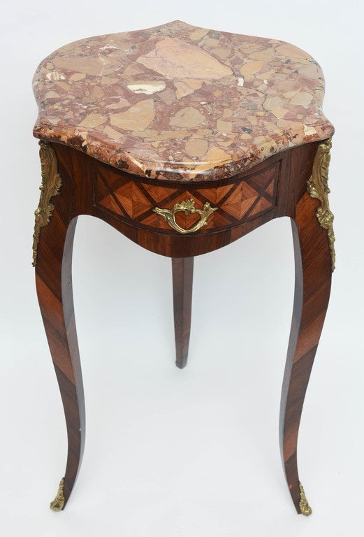 Incantevole 19 c. Gueridon francese intarsiato con piano in marmo a forma di scudo e ornamenti in bronzo.
