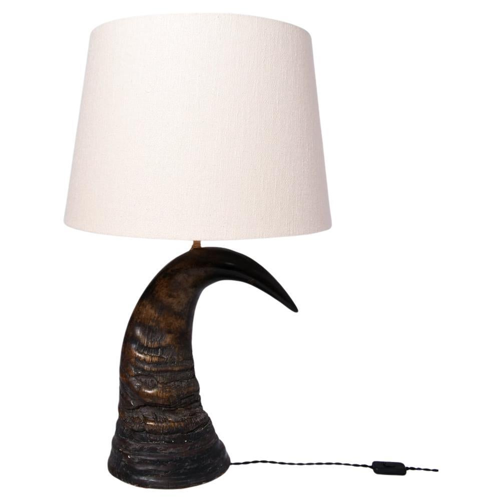 Lampe aus afrikanischem Büffelhorn, 20. Jahrhundert im Angebot