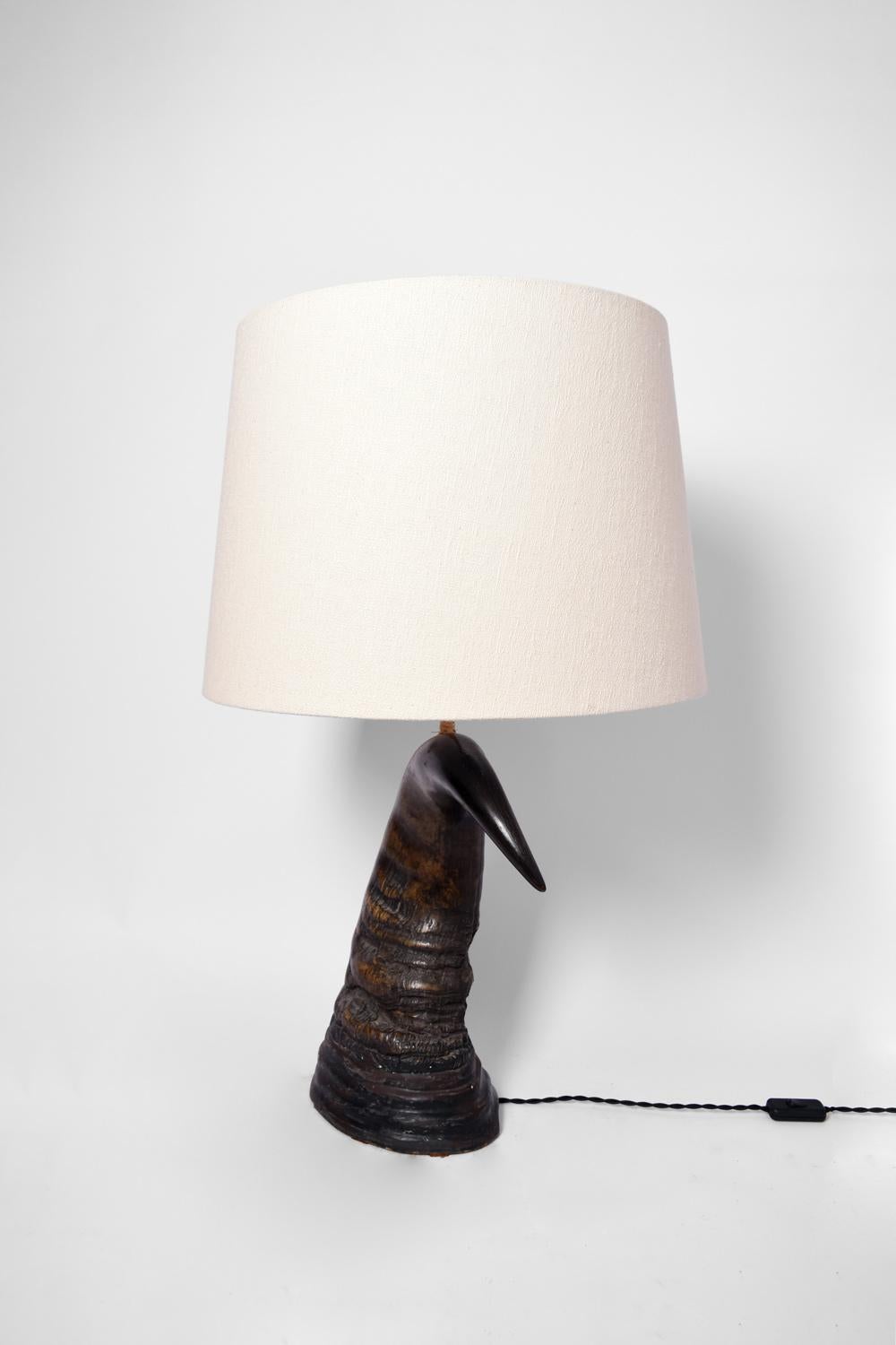 Lampe aus afrikanischem Büffelhorn, 20. Jahrhundert (Afrikanisch) im Angebot