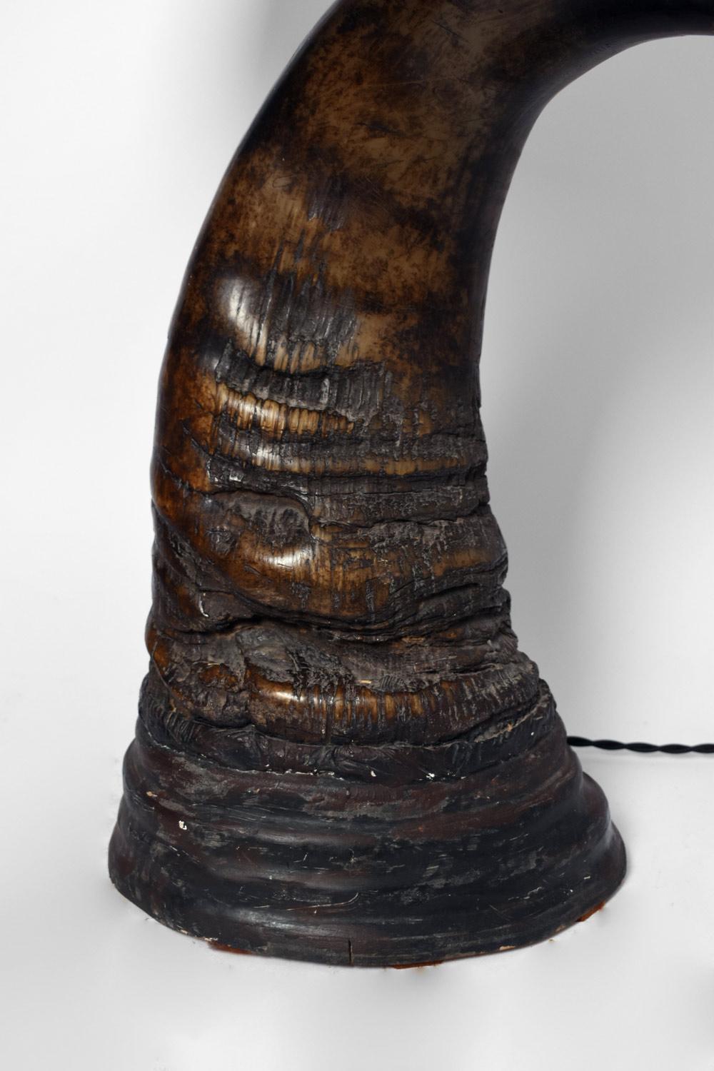 Büffelhorn montiert in Lampe mit Lampenschirm aus Pergament. Afrika, 20. Jahrhundert.