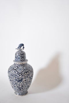 Coppia di vasi a balaustra con coperchio, in blu e bianco di Delft, XIX secolo.