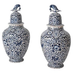 Coppia di vasi a balaustra con coperchio, in blu e bianco di Delft, XIX secolo.