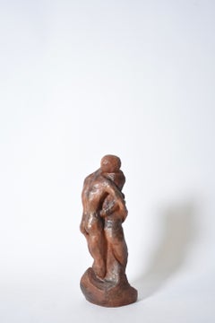 Sculpture en céramique représentant un couple enlacé, années 1930.