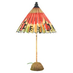 „Prairie Modern“ Bambus-Tischlampe mit Sockel aus Kokosnussholz und Parasolschirm, auf Lager