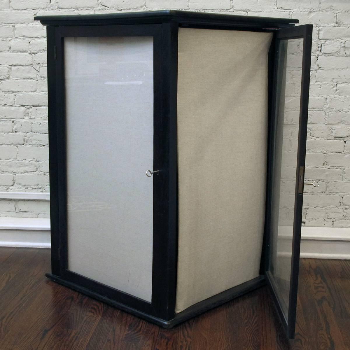 Dark Oak Triangular Display Case In Good Condition For Sale In New York, NY