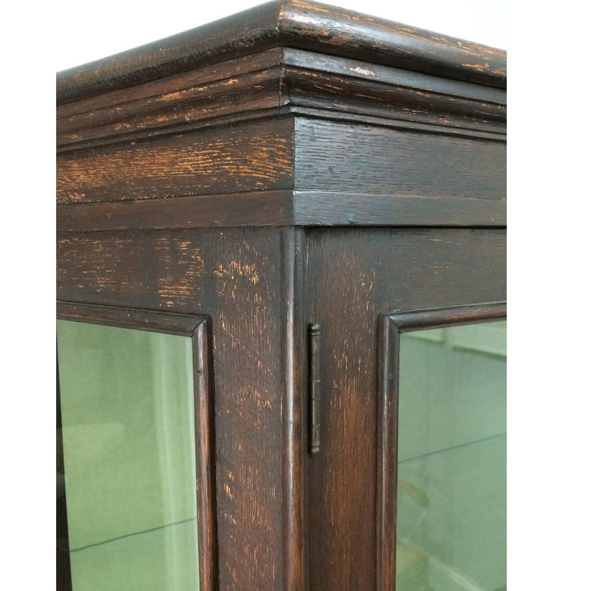 Jacobean Revival Oak Display Cabinet In Good Condition For Sale In New York, NY