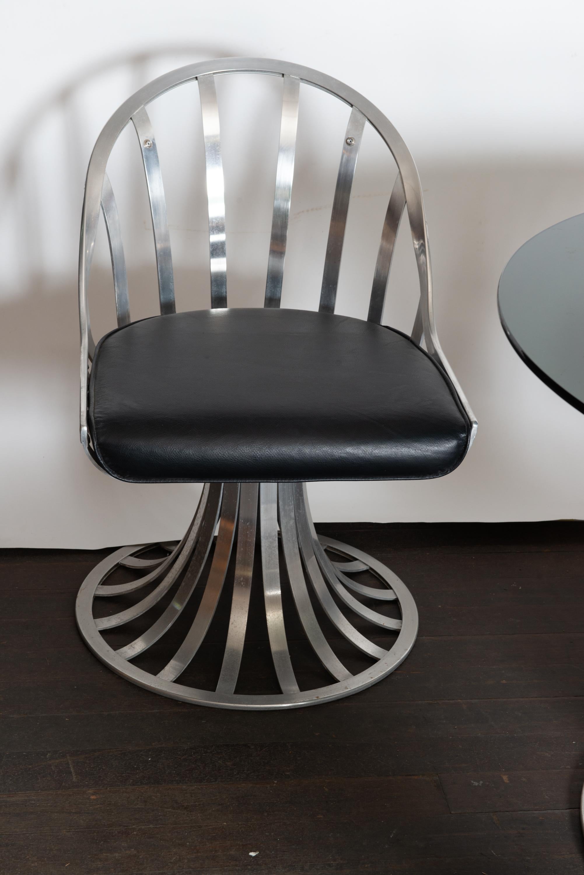 Table ronde en aluminium et quatre chaises Woodard en vente 7