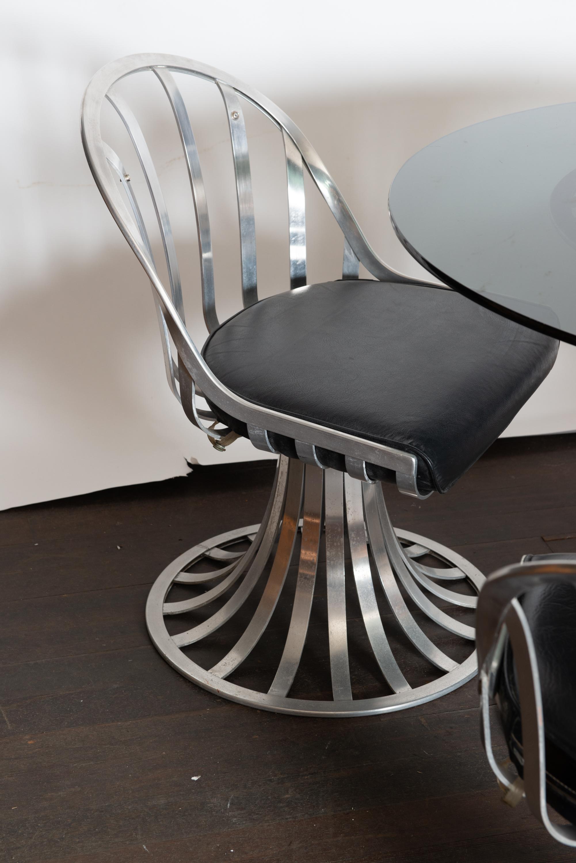 Table ronde en aluminium et quatre chaises Woodard en vente 6