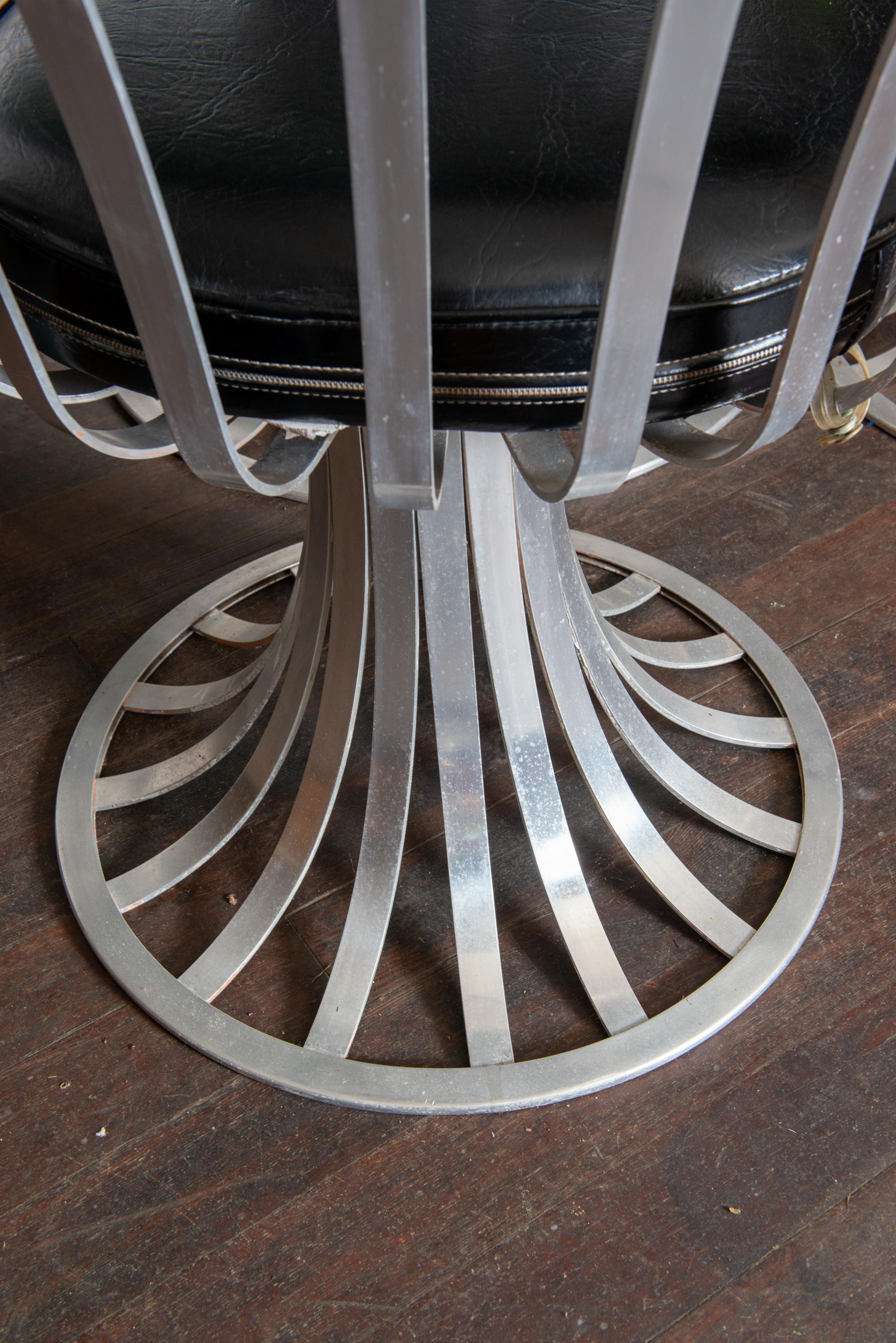 Table ronde en aluminium et quatre chaises Woodard en vente 5