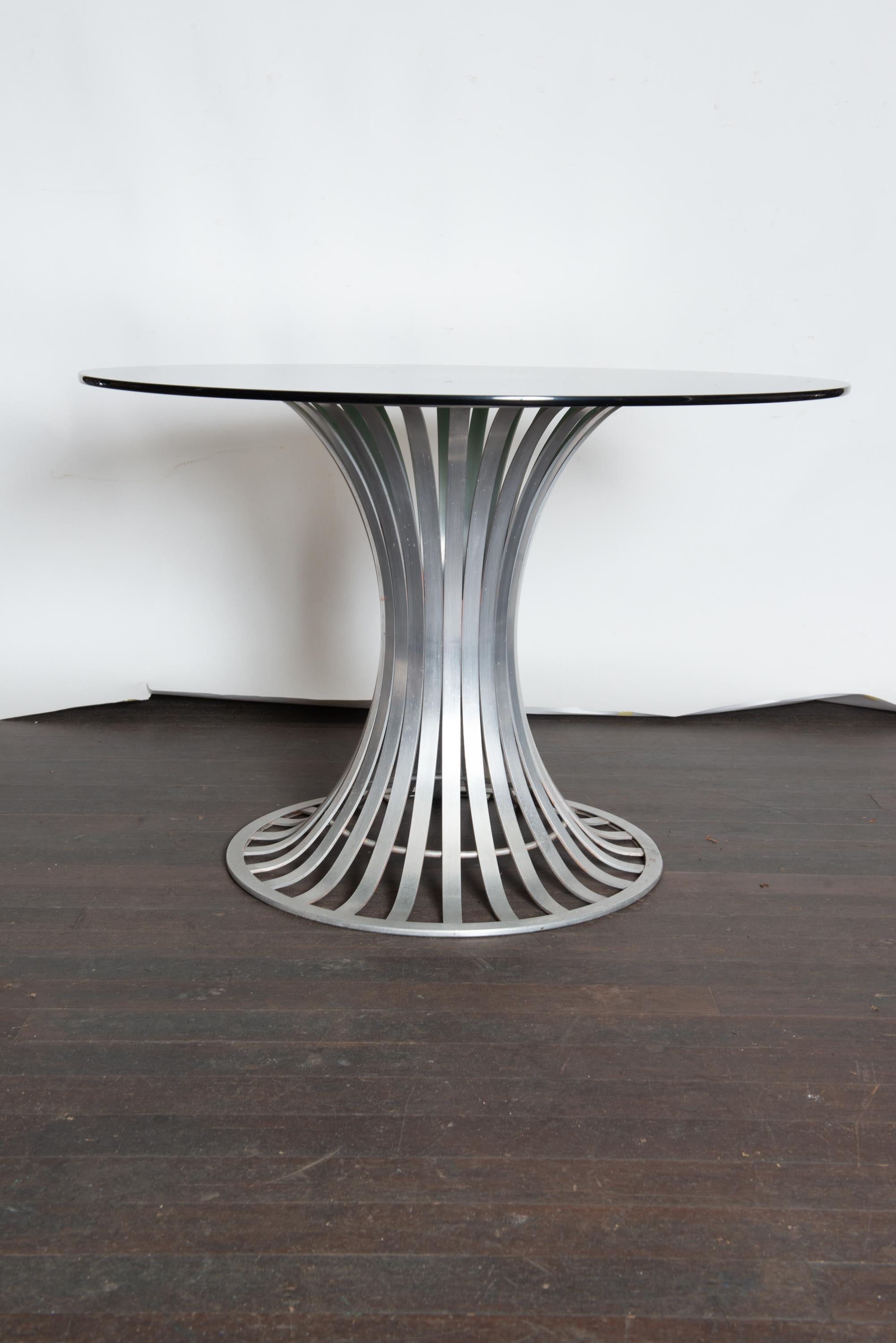 Américain Table ronde en aluminium et quatre chaises Woodard en vente