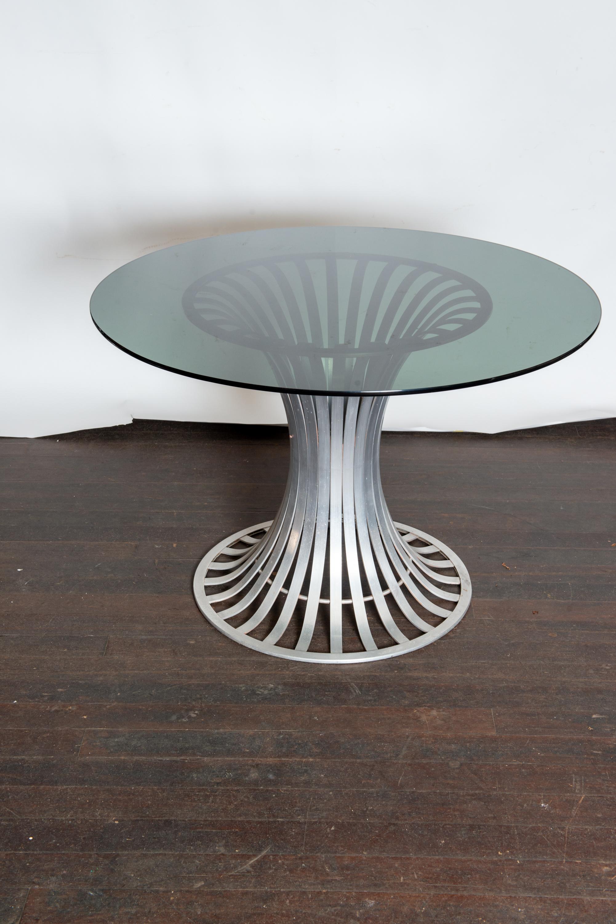 Table ronde en aluminium et quatre chaises Woodard Bon état - En vente à Stamford, CT
