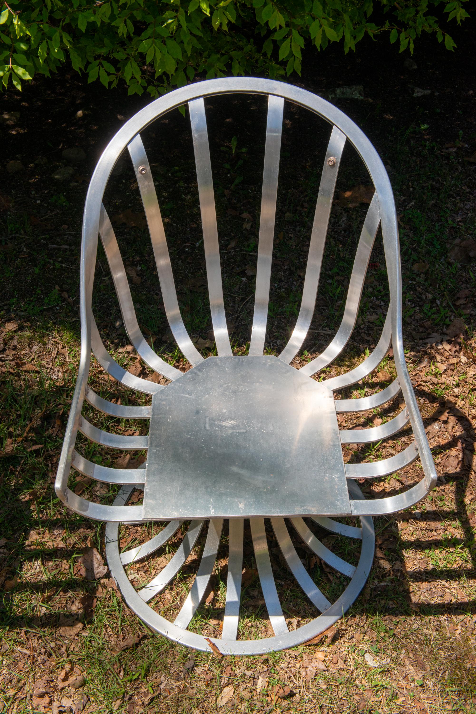 Table ronde en aluminium et quatre chaises Woodard en vente 8