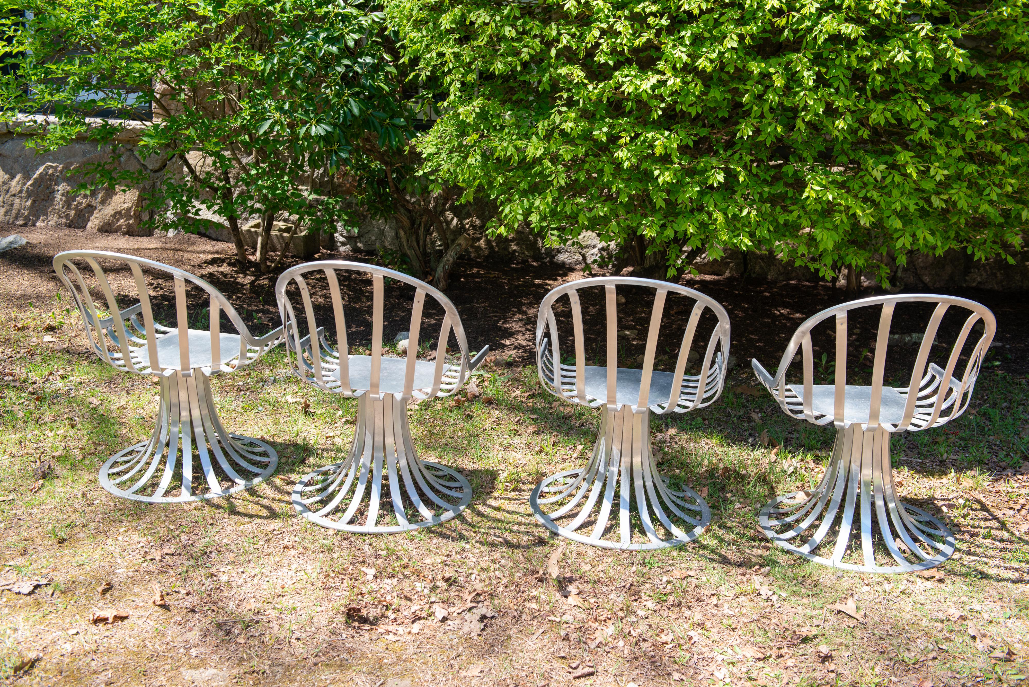 Table ronde en aluminium et quatre chaises Woodard en vente 9