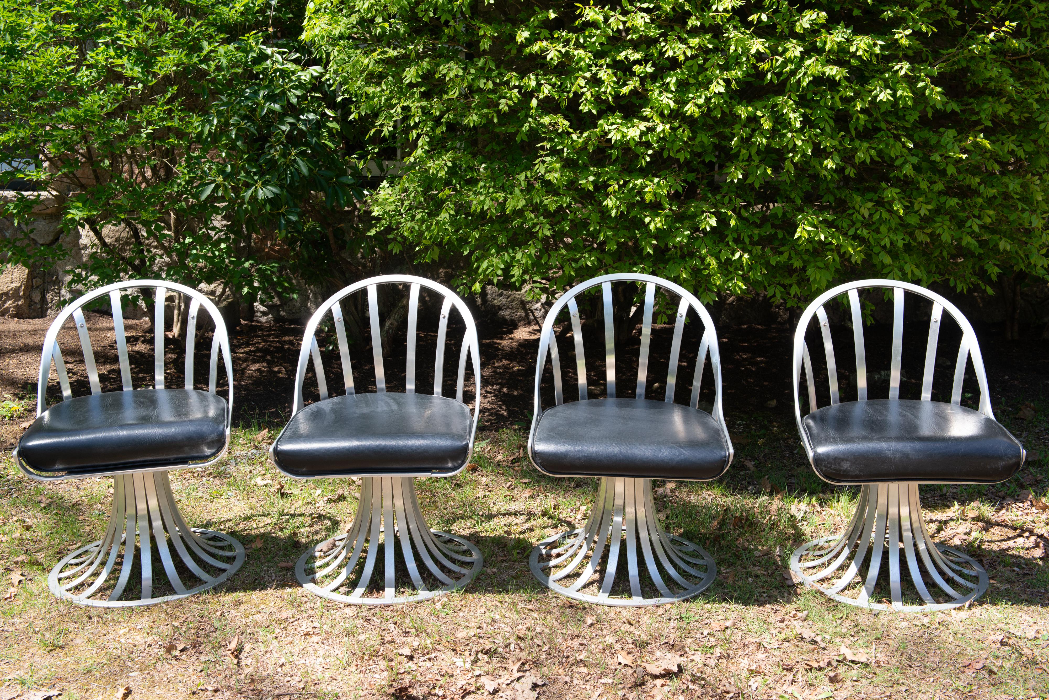 Table ronde en aluminium et quatre chaises Woodard en vente 11