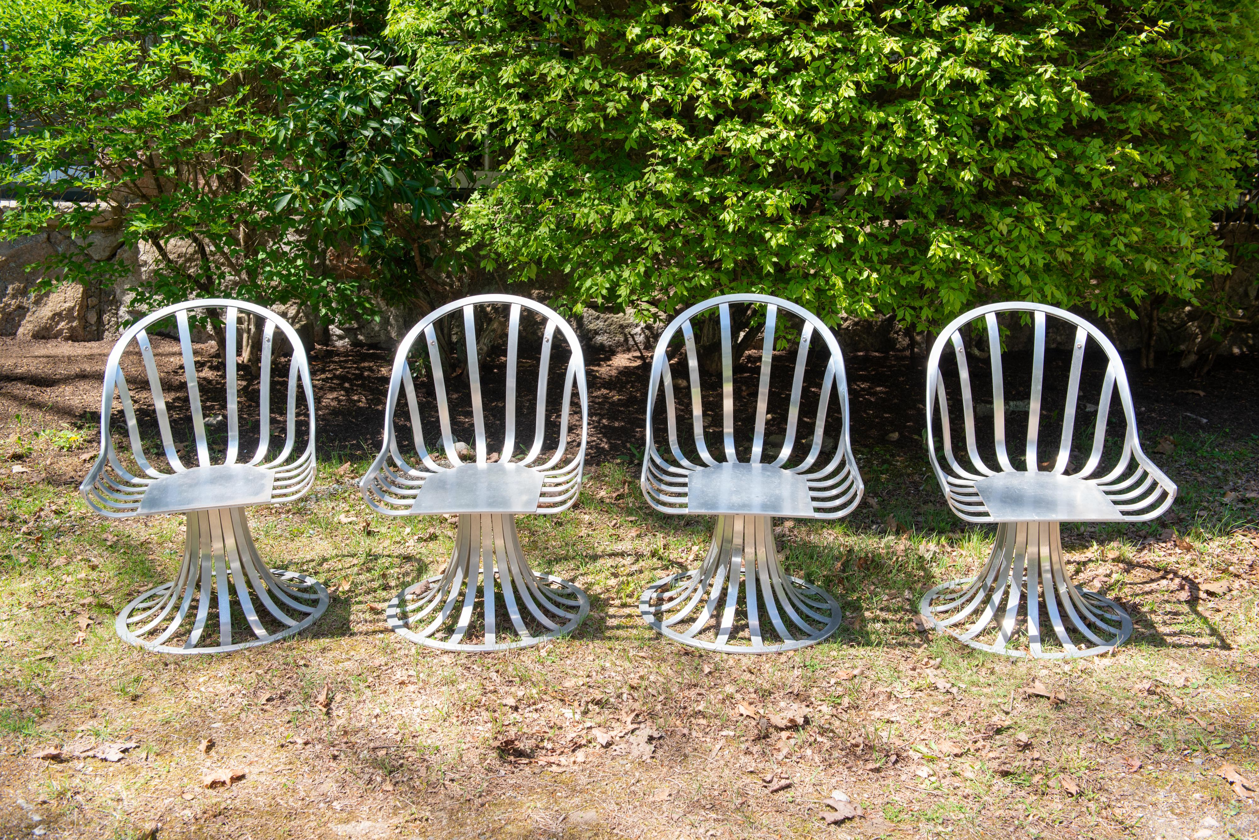 Table ronde en aluminium et quatre chaises Woodard en vente 10