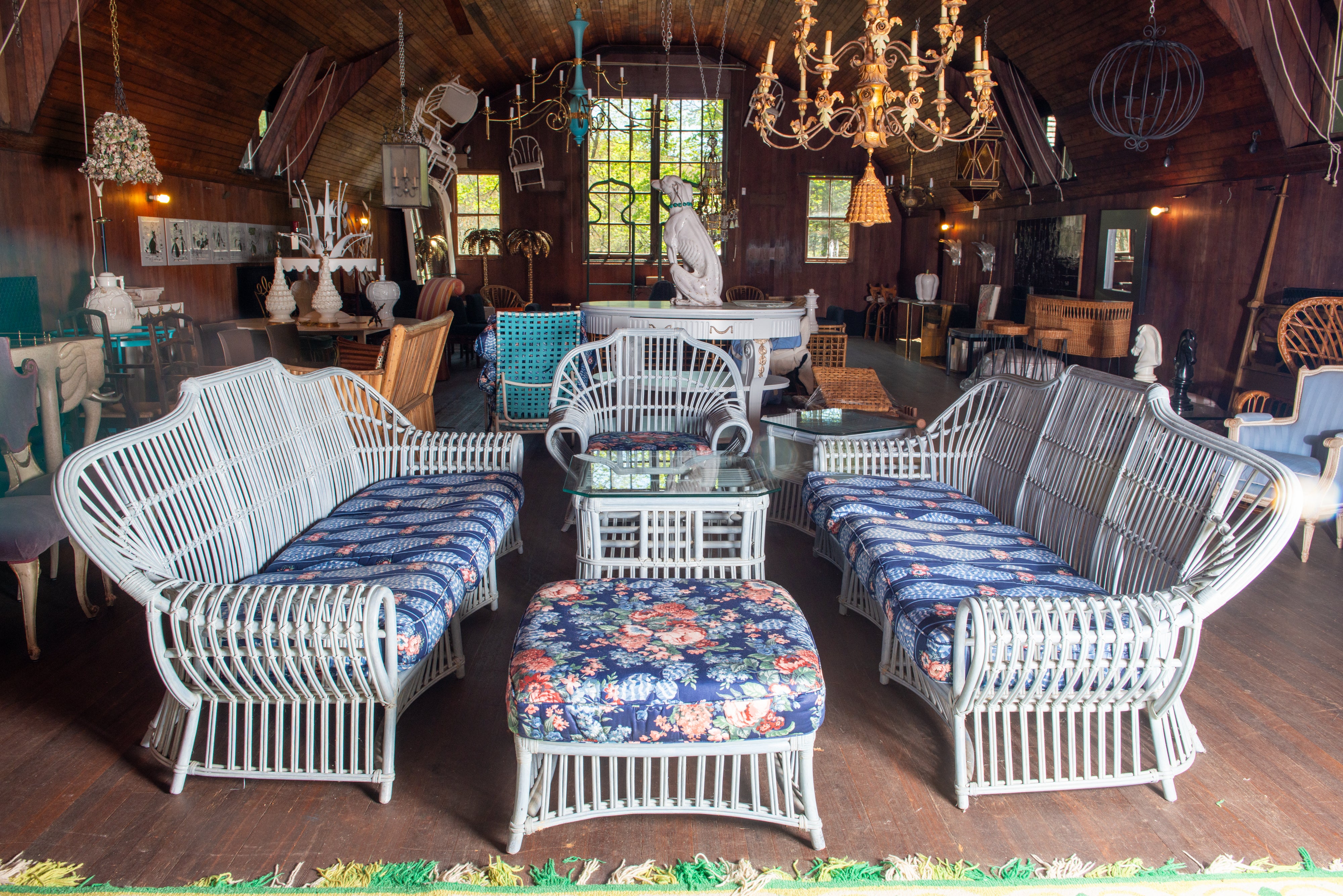 Ensemble de six pièces Ficks Reed, deux canapés en rotin de 94 pouces, chaise, ottoman deux tables en vente