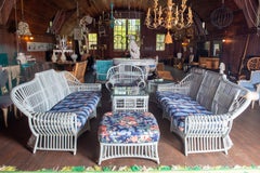 Set di sei pezzi in rattan Ficks Reed, due divani in rattan da 94", sedia, ottomana e due tavoli
