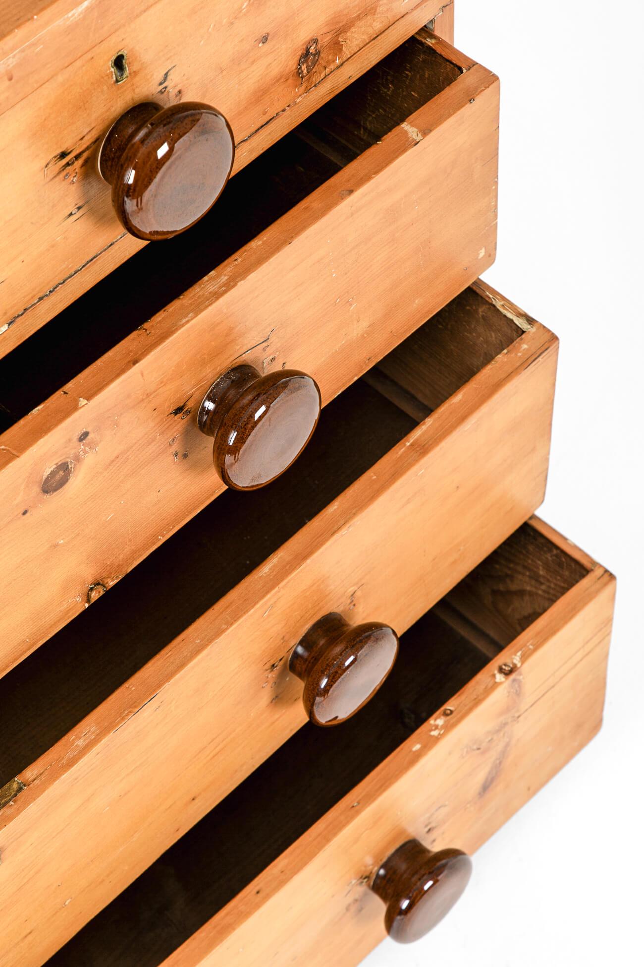 English Victorian Honey Pine Chest of Drawers For Sale 3
