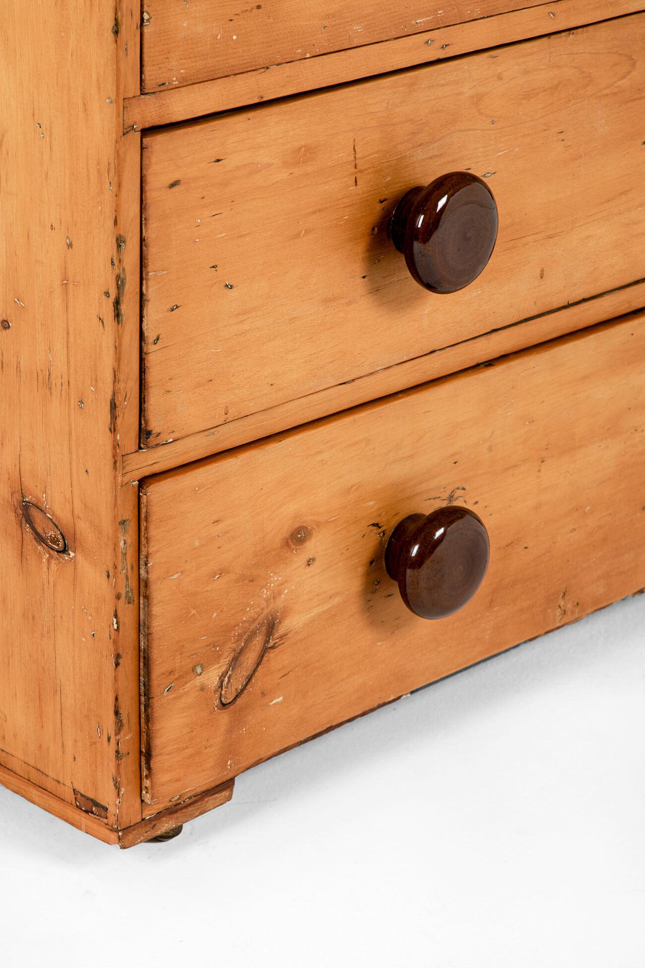 English Victorian Honey Pine Chest of Drawers For Sale 1