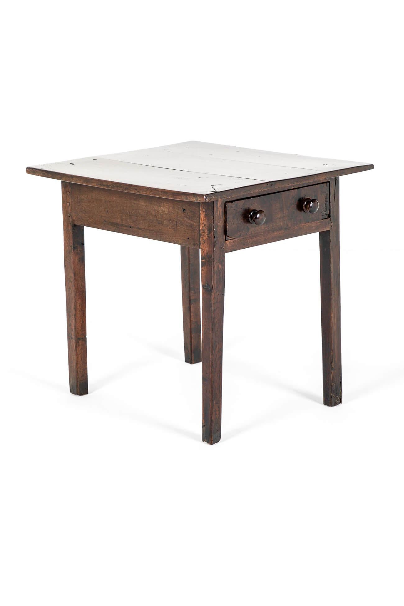A characterful early Victorian vernacular servants quarters table in oak.

The table displays a rectangular gently over sailing ebonised top with a long sectioned  freize drawer with two original knob handles.

All raised on four gently bowed sturdy