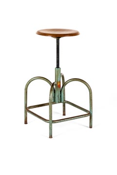 Un tabouret pivotant conçu par le cabinet d'architectes français Heliolithe, basé à Lyon et à Paris, en France