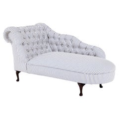 Chaise longue francesa antigua con respaldo de botones profundos y tapizado a rayas