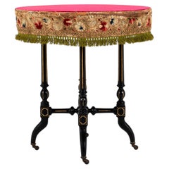 Una mesa gitana con motivos florales bordados, de la época victoriana inglesa, del Movimiento Estético, muy poco común