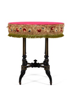 Una mesa gitana con motivos florales bordados, de la época victoriana inglesa, del Movimiento Estético, muy poco común