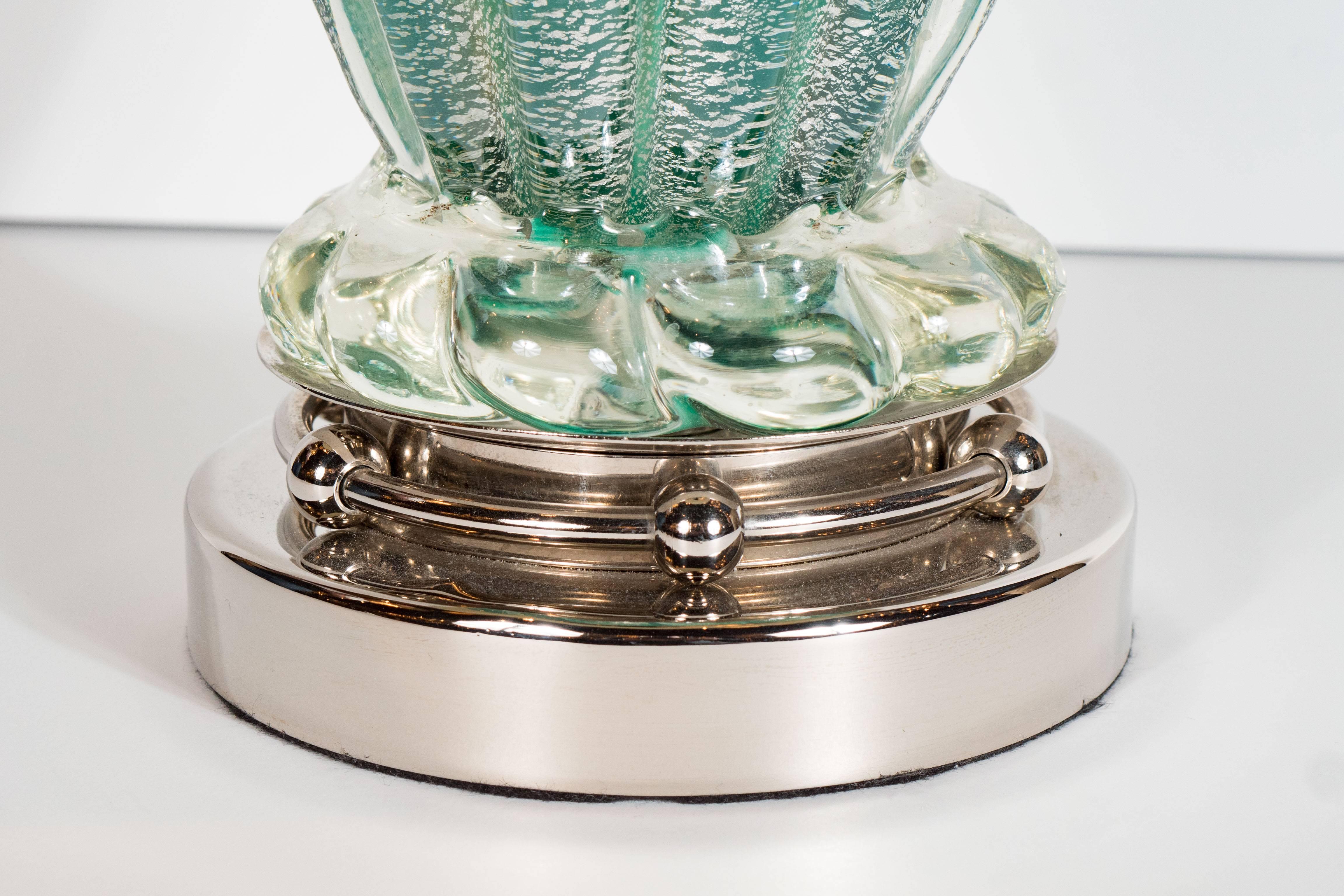Türkisfarbene Mid-Century-Modern-Tischlampe aus Muranoglas mit Nickel-Beschlägen (Mitte des 20. Jahrhunderts) im Angebot